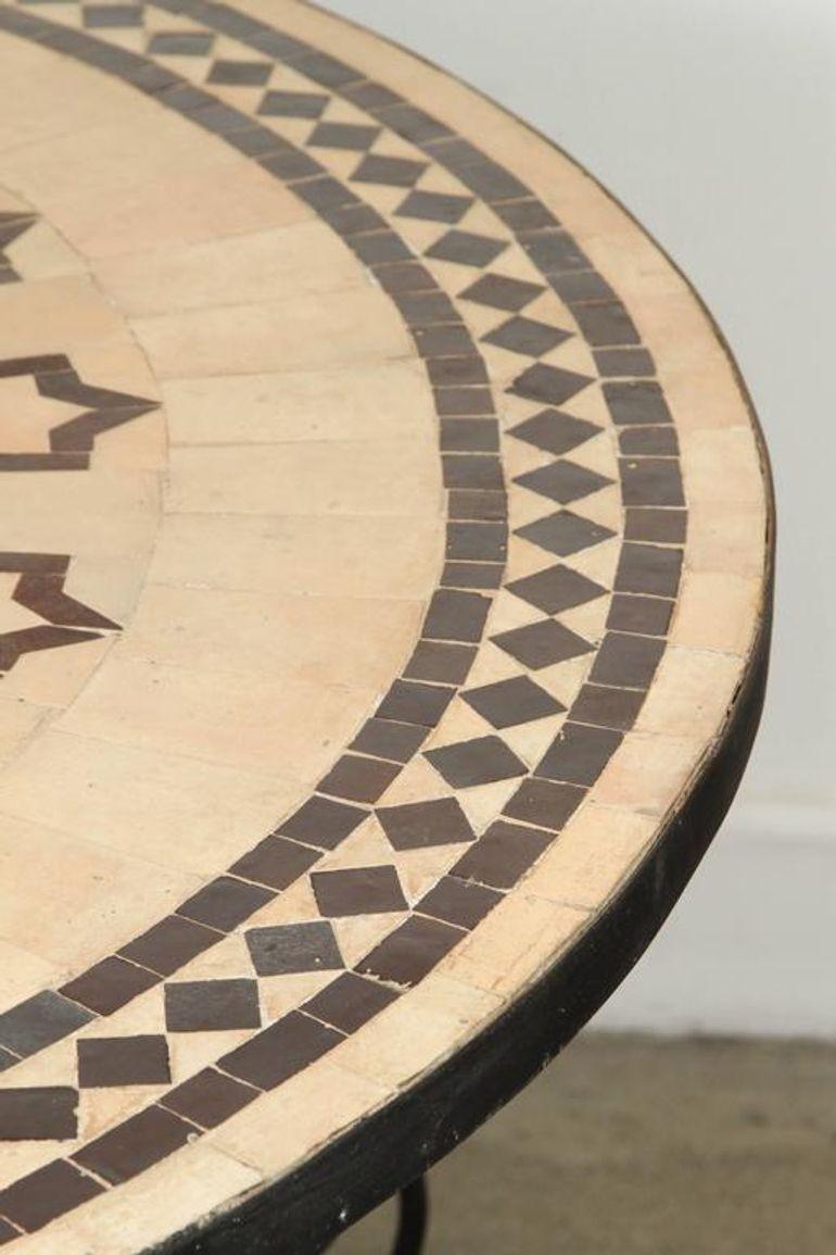 Marocain Table d'extérieur en mosaïque marocaine ronde sur base en fer 47 in en vente