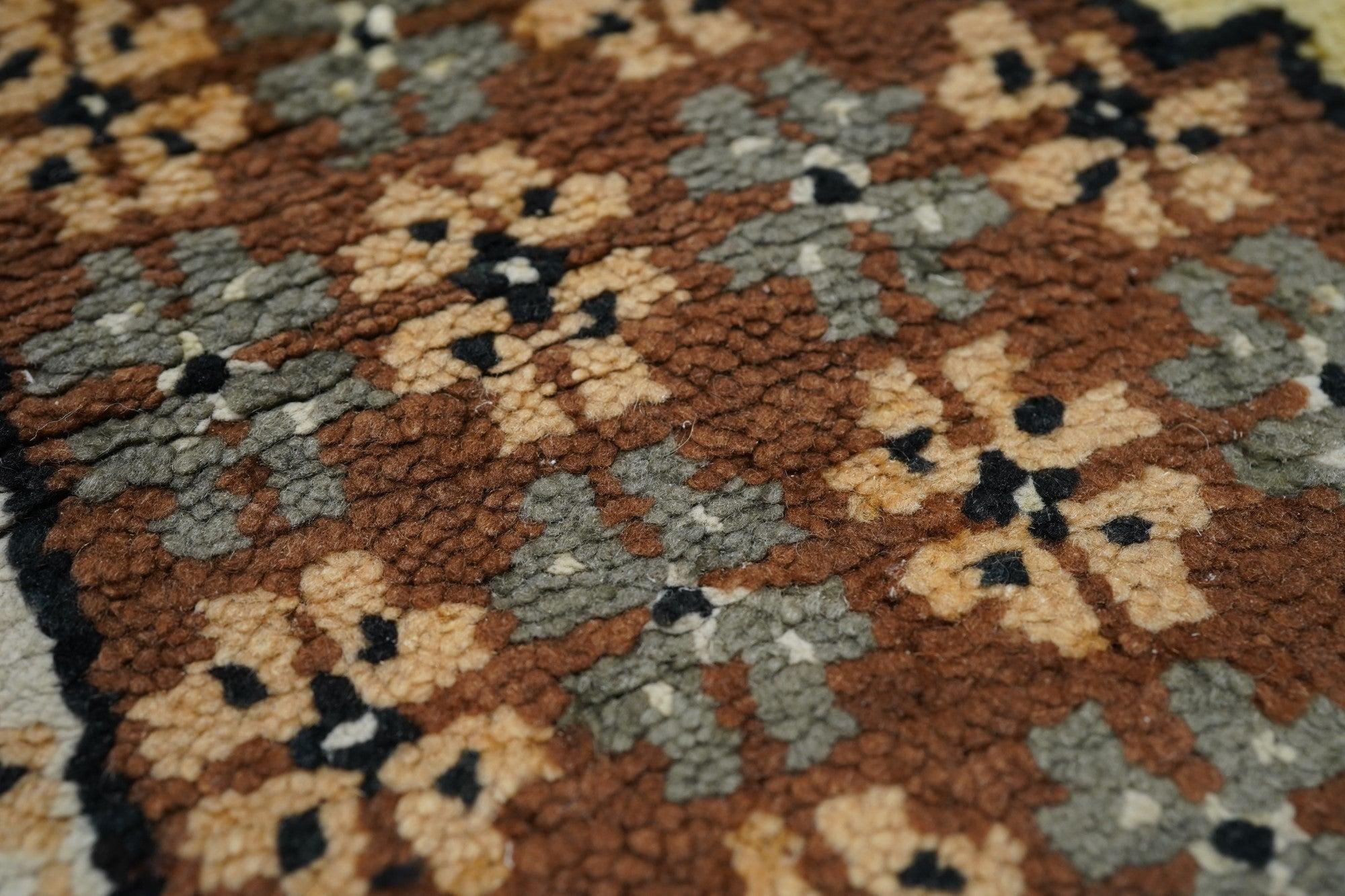 Marokkanischer Teppich 2'2'' x 3'6'' im Angebot 2