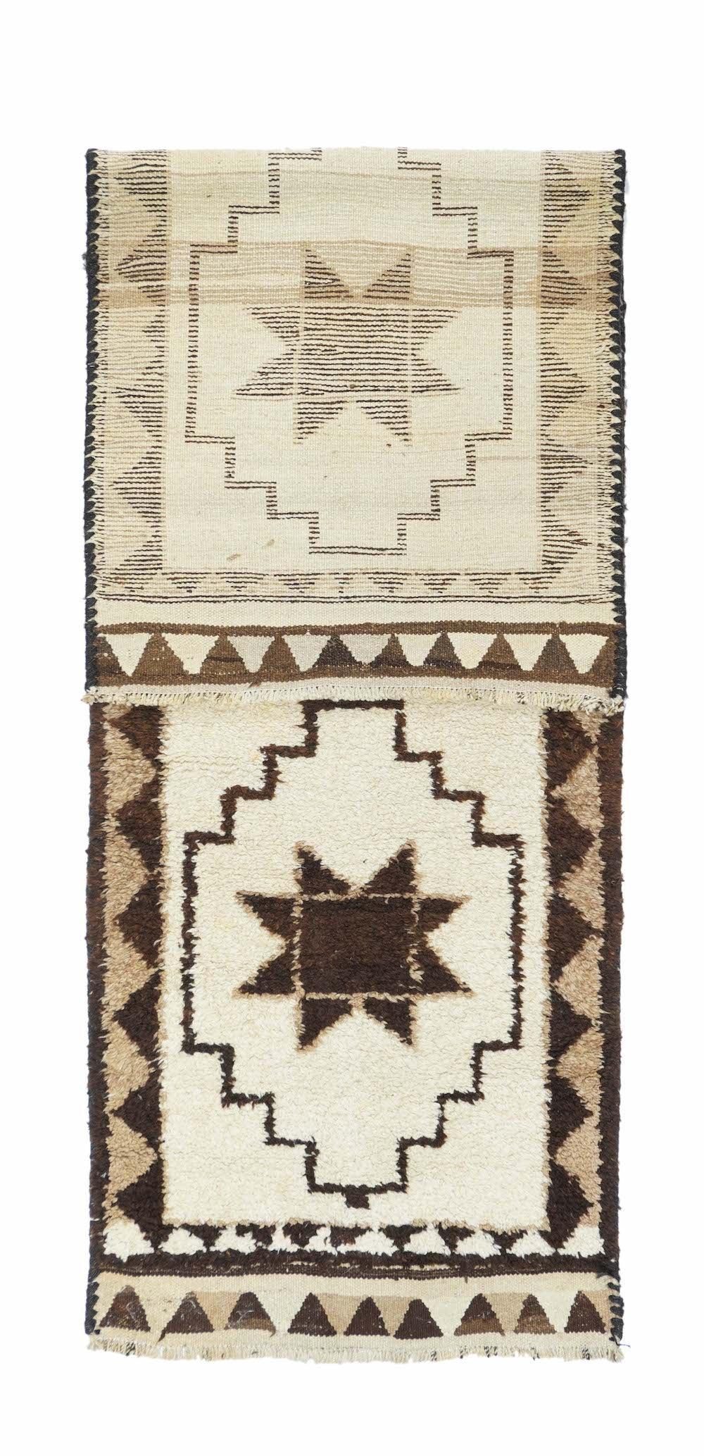 Vintage Moroccan Rug 3'1'' x 9'8''. Das ecrufarbene Feld zeigt drei offene, gestufte und verbundene Polygone, die jeweils einen dunkelbraunen, achtzackigen Stern einschließen. Beidseitige Dreiecksumrandung in Dunkelbraun und Hellbraun. Endplatten