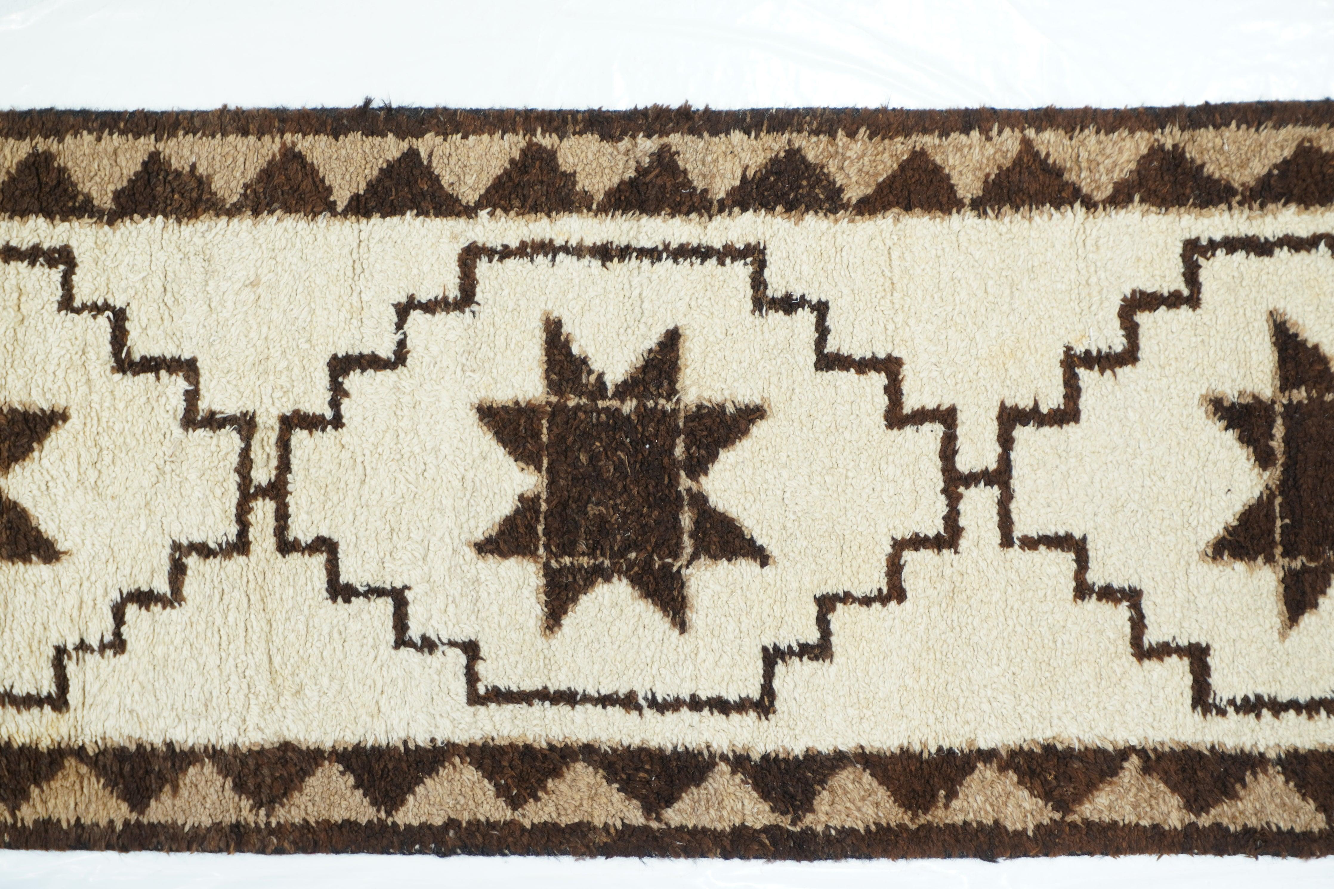 Marokkanischer Vintage-Teppich 3'1'' x 9'8'' im Zustand „Gut“ im Angebot in New York, NY