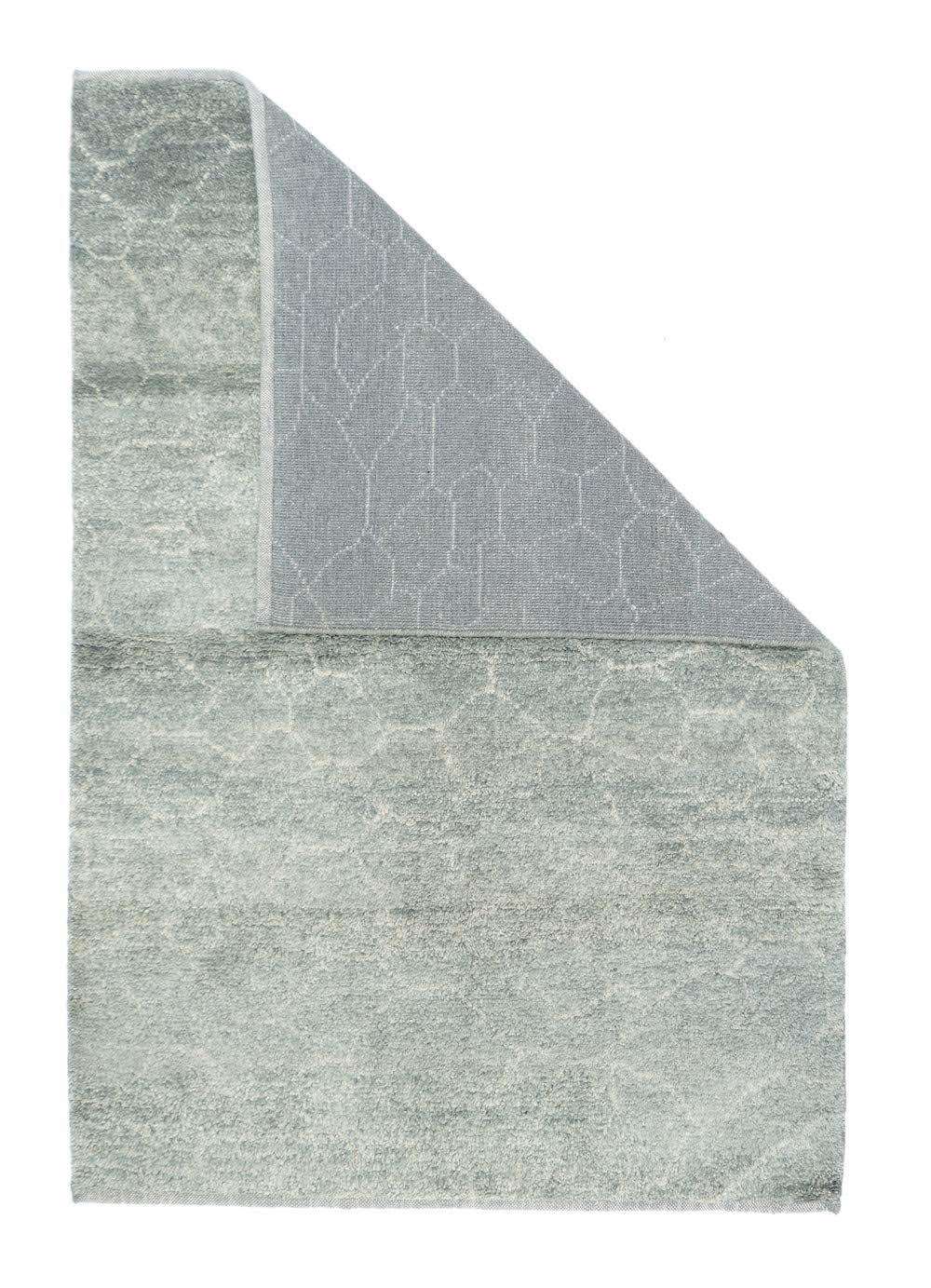 Tappeto marocchino 4'0'' x 6'0''. Questo spargimento bitonale rustico a pelo alto e a trama grossa presenta un motivo poligonale irregolare, senza bordi distinguibili. Recente. Come nuovo.
