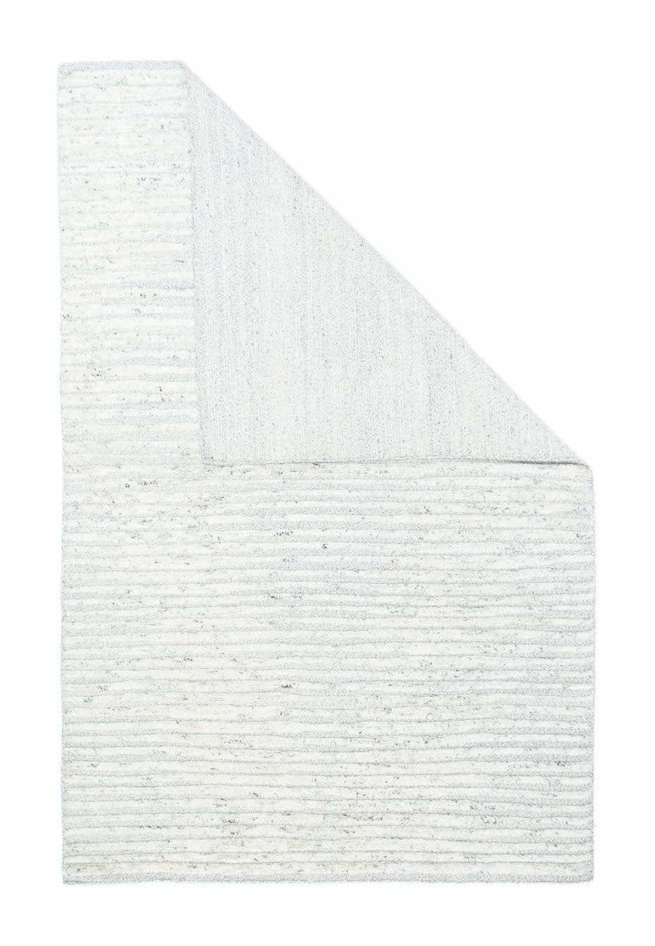 Tappeto marocchino 4'0'' x 6'0''. Si tratta fondamentalmente di un monocromo color crema, con un pelo alto e ricadente, con macchie scure casuali. Senza bordi, ma con dimensioni regolabili. Recente. Come nuovo.