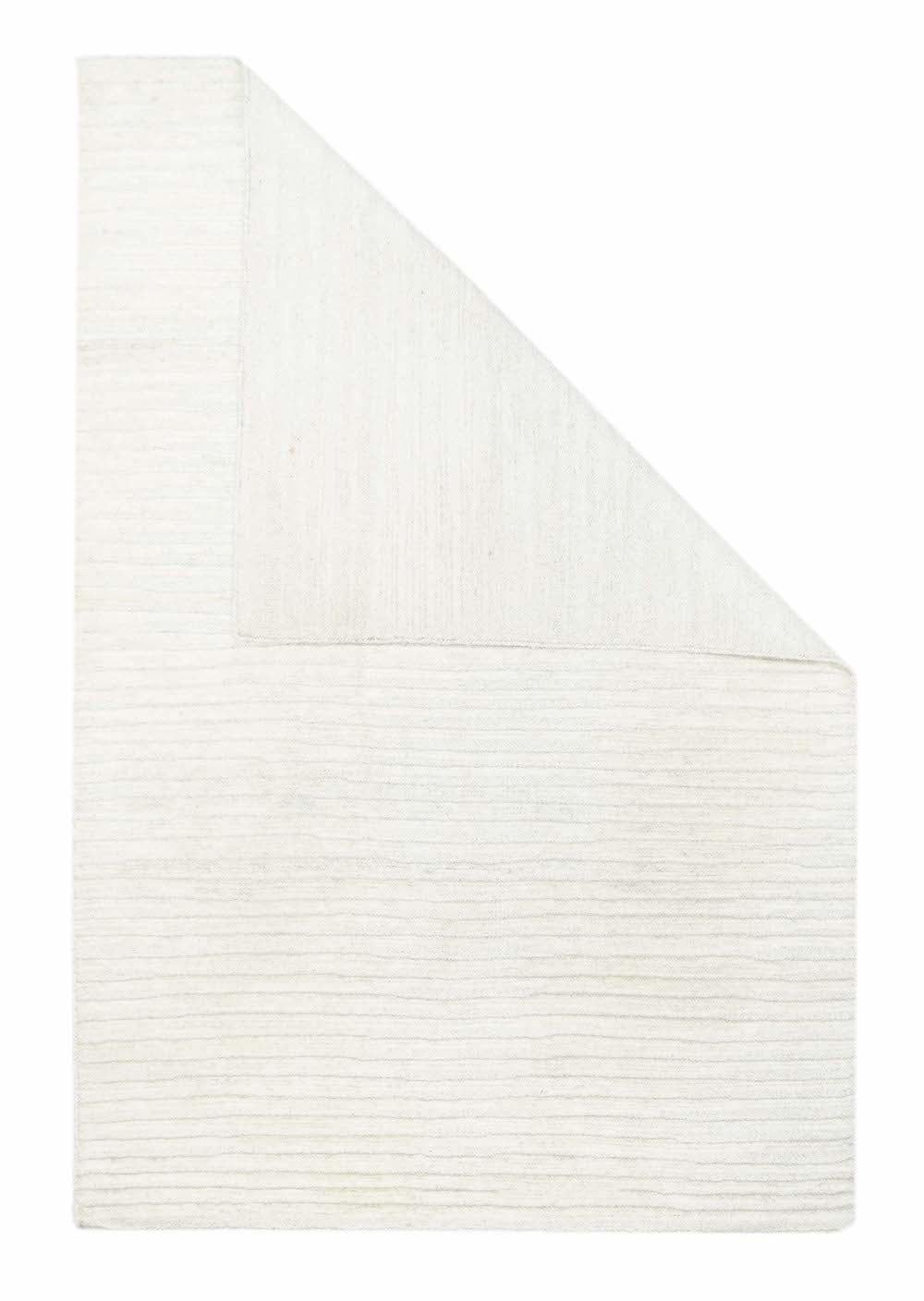 Tappeto marocchino 4'0'' x 6'1''. Con una tonalità più chiara e senza parti scure. Velo di tronchi, trama grossa. Tonalità bianco sporco/crema. Recente. 