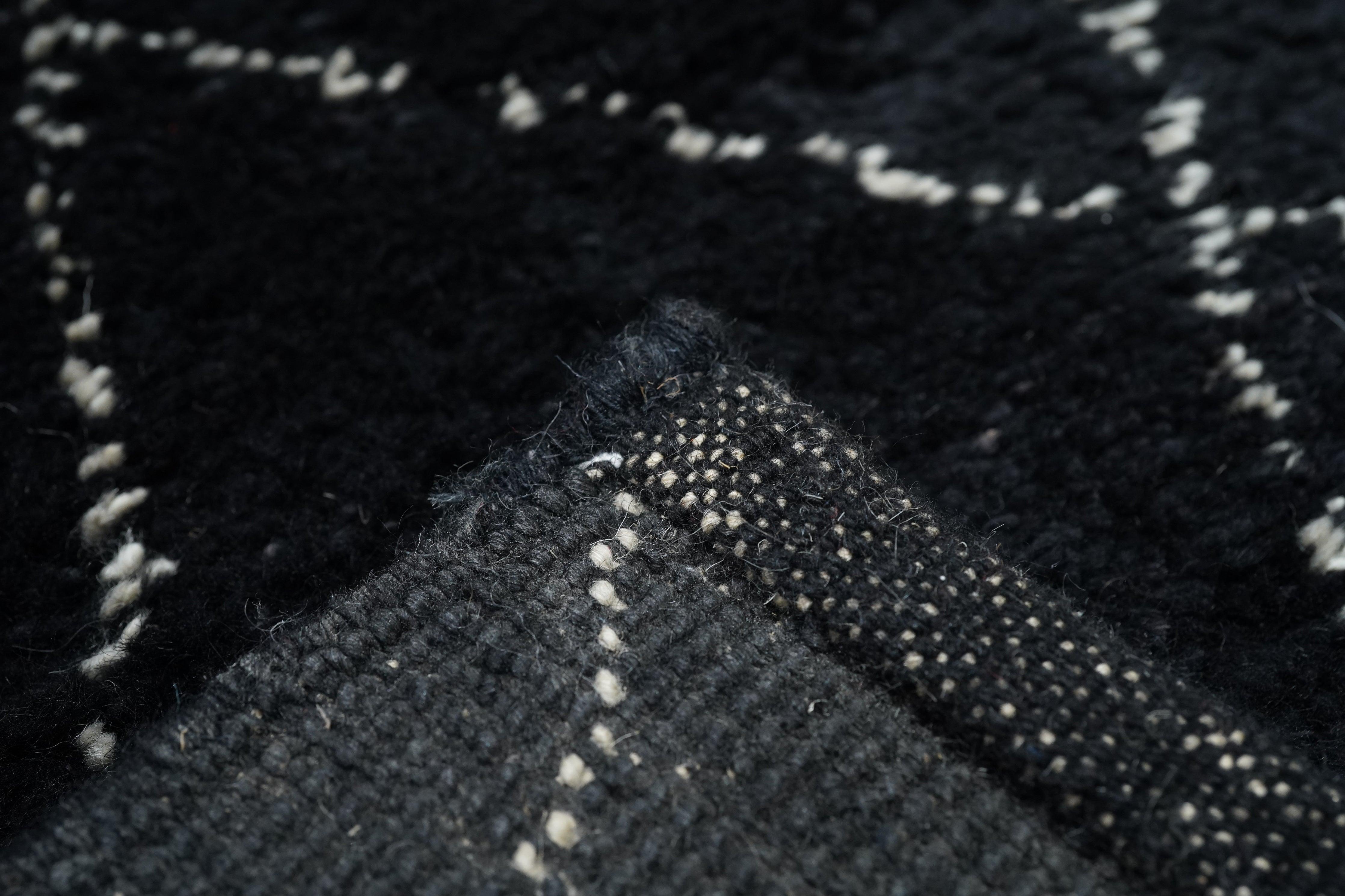Moroccan Rug 4'1'' x 6'0'' im Angebot 4