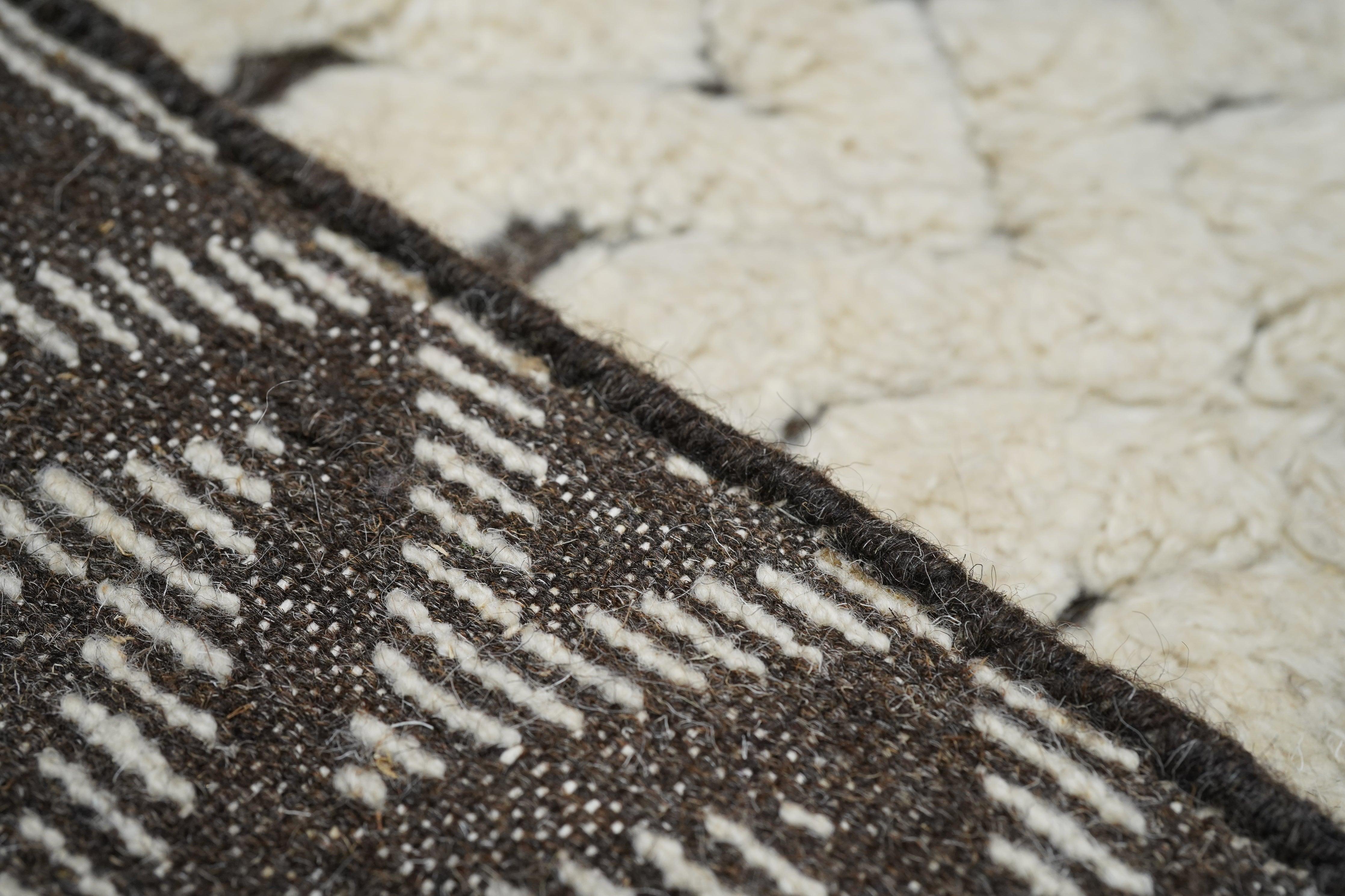 Moroccan Rug 5'0'' x 6'0'' For Sale 2