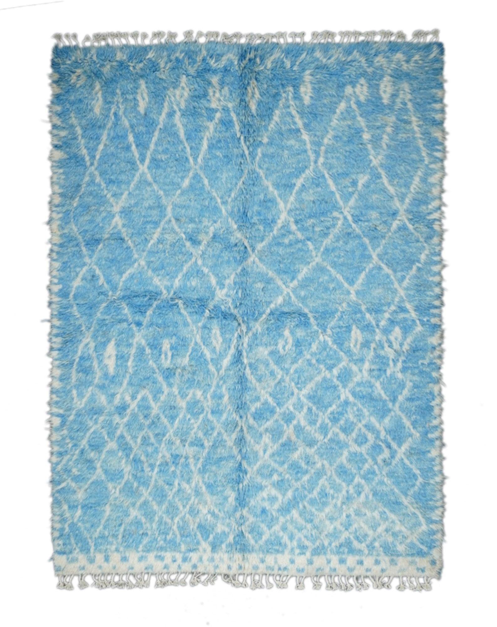 Tappeto marocchino 5'6'' x 7'10''. Comprende sia i tappeti berberi nomadi delle montagne dell'Atlante, con pile molto spesse, annodature grossolane e tavolozze limitate, sia i tappeti più colorati, grossolani o moderati, tessuti intorno a Rabat,