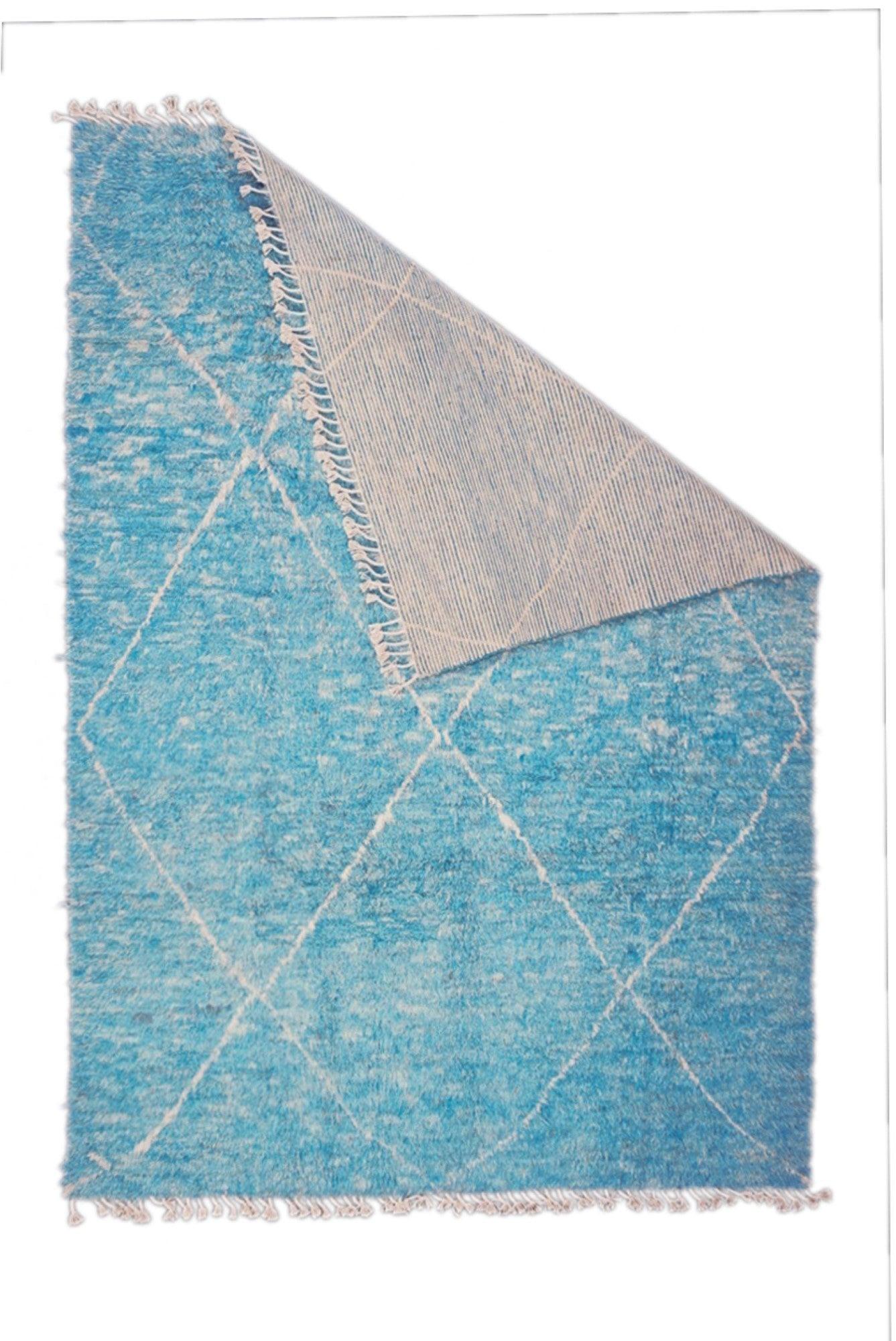 Tappeto marocchino 6'6'' x 9'4''. Comprende sia i tappeti berberi nomadi delle montagne dell'Atlante, con pile molto spesse, annodature grossolane e tavolozze limitate, sia i tappeti più colorati, grossolani o moderati, tessuti intorno a Rabat,
