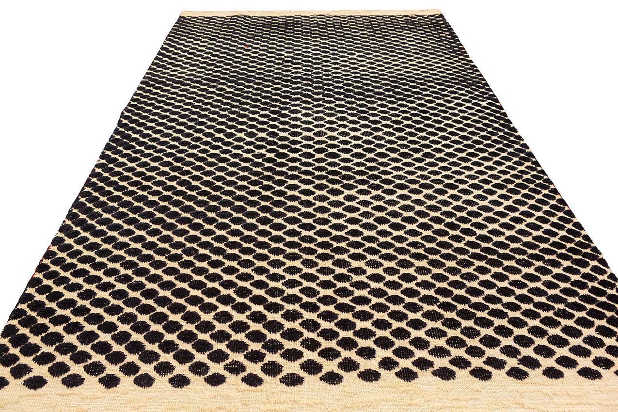 Moroccan Rug Bee Honeycomb Design In Good Condition For Sale In Ferrara, IT