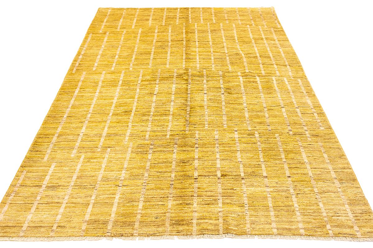 Ésta es una exquisita alfombra marroquí, con un cautivador diseño contemporáneo meticulosamente elaborado a mano con lana pura 100%. Esta extraordinaria pieza combina sin esfuerzo la rica herencia de la artesanía marroquí con una estética moderna,