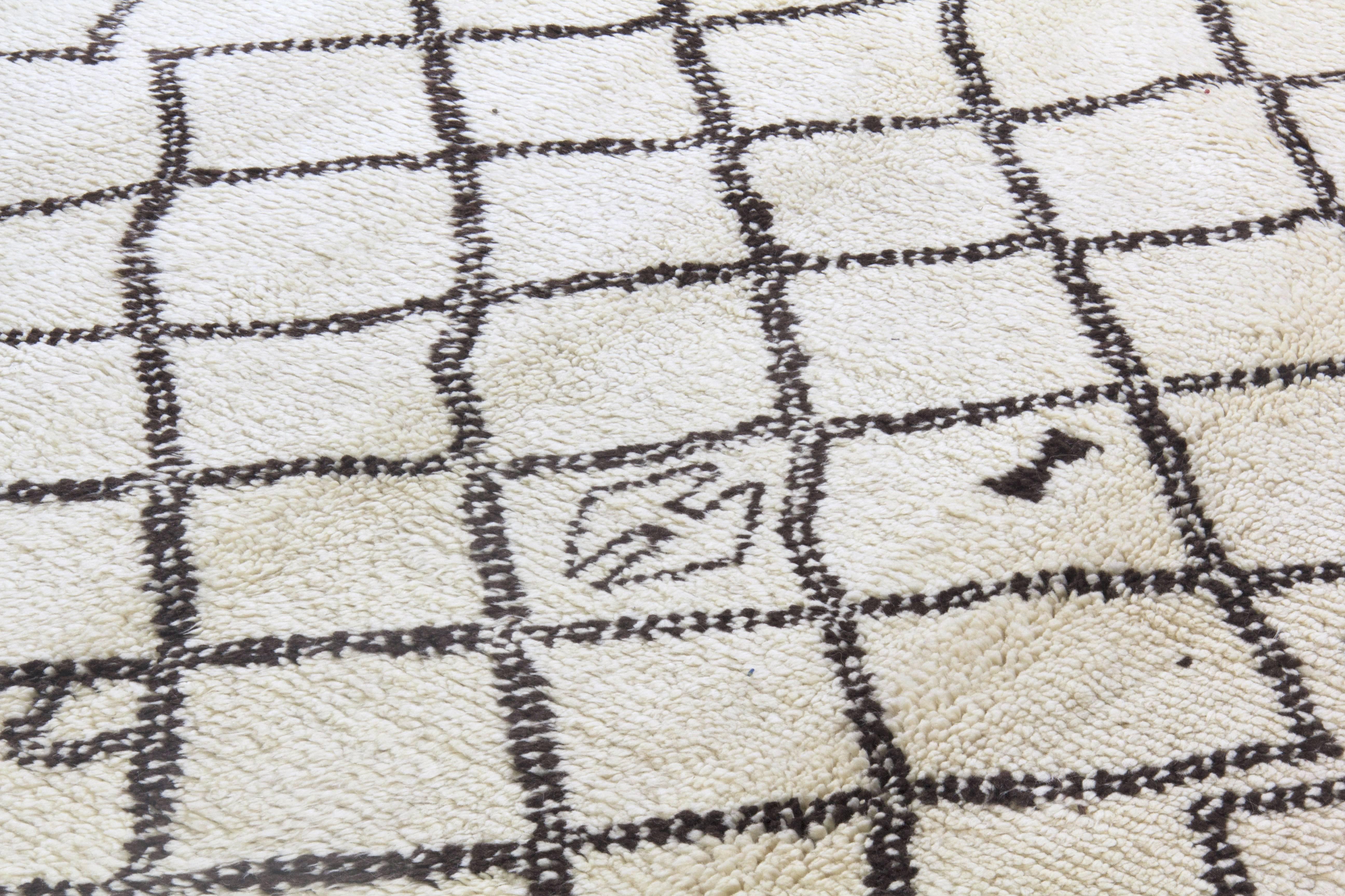 Ein neuer handgefertigter Teppich aus natürlicher, ungefärbter elfenbein-/cremefarbener und dunkelbrauner Schafwolle.
Das Design ist von alten marokkanischen Teppichen inspiriert.
Der Teppich ist wie abgebildet erhältlich oder kann auf Wunsch in