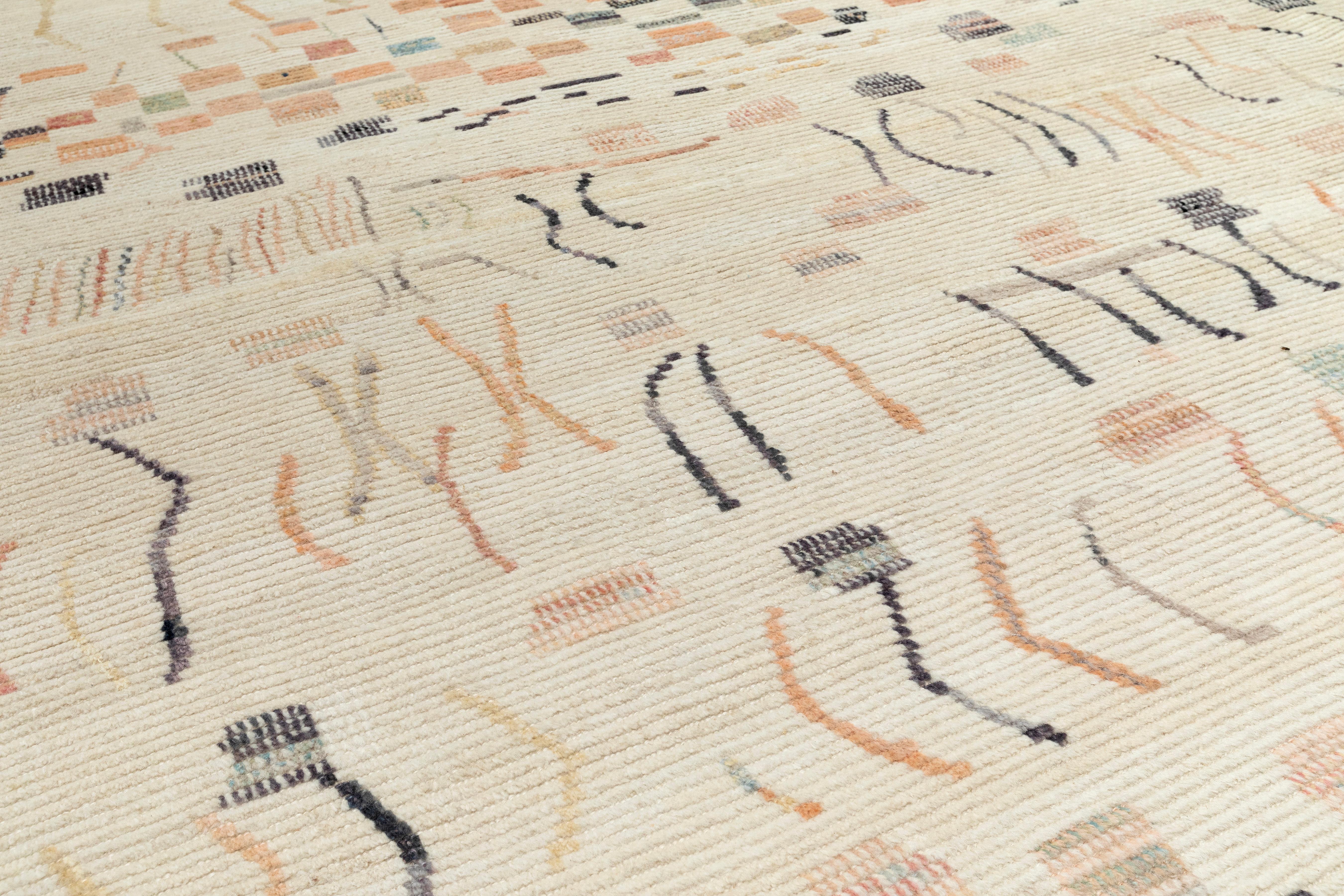 Ce tapis berbère est un chef-d'œuvre de laine fabriqué à la main, inspiré par l'art tribal traditionnel. Son design abstrait et vivant combine des lignes rythmiques et des formes géométriques colorées, créant un aspect expressif et pictural.