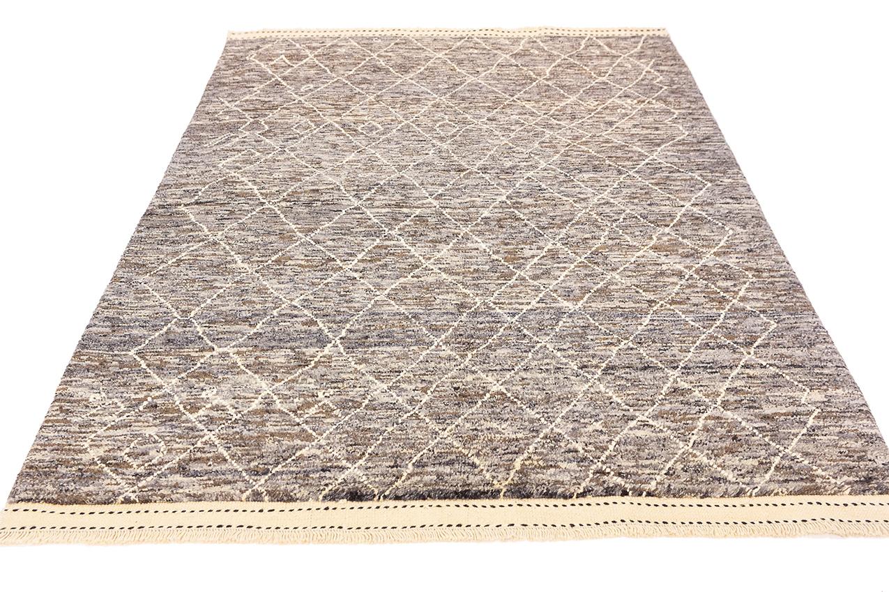 Dies ist ein marokkanischer Teppich, ein fesselndes Meisterwerk, das in sorgfältiger Handarbeit aus echter Wolle gefertigt wurde und eine vielseitige Größe von 153 x 217 cm hat. Dieser Teppich ist mehr als nur ein Bodenbelag; er ist ein Zeugnis für