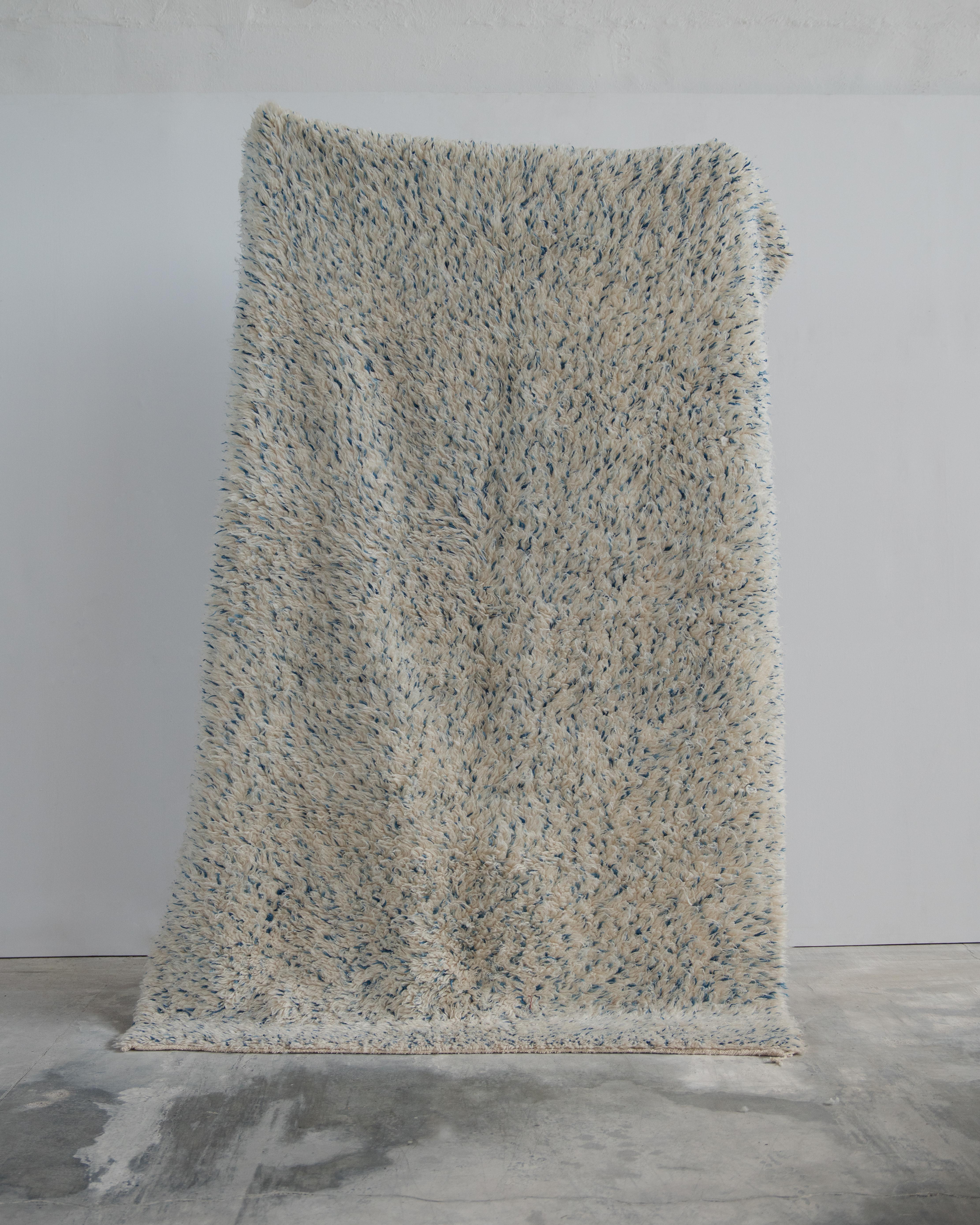 This elegant rug combines modern aesthetics with traditional craftsmanship, making it a striking addition to any room. Handwoven by skilled Berber artisans, the Moroccan Splendor rug is a true reflection of Moroccan artistry and sophistication. 