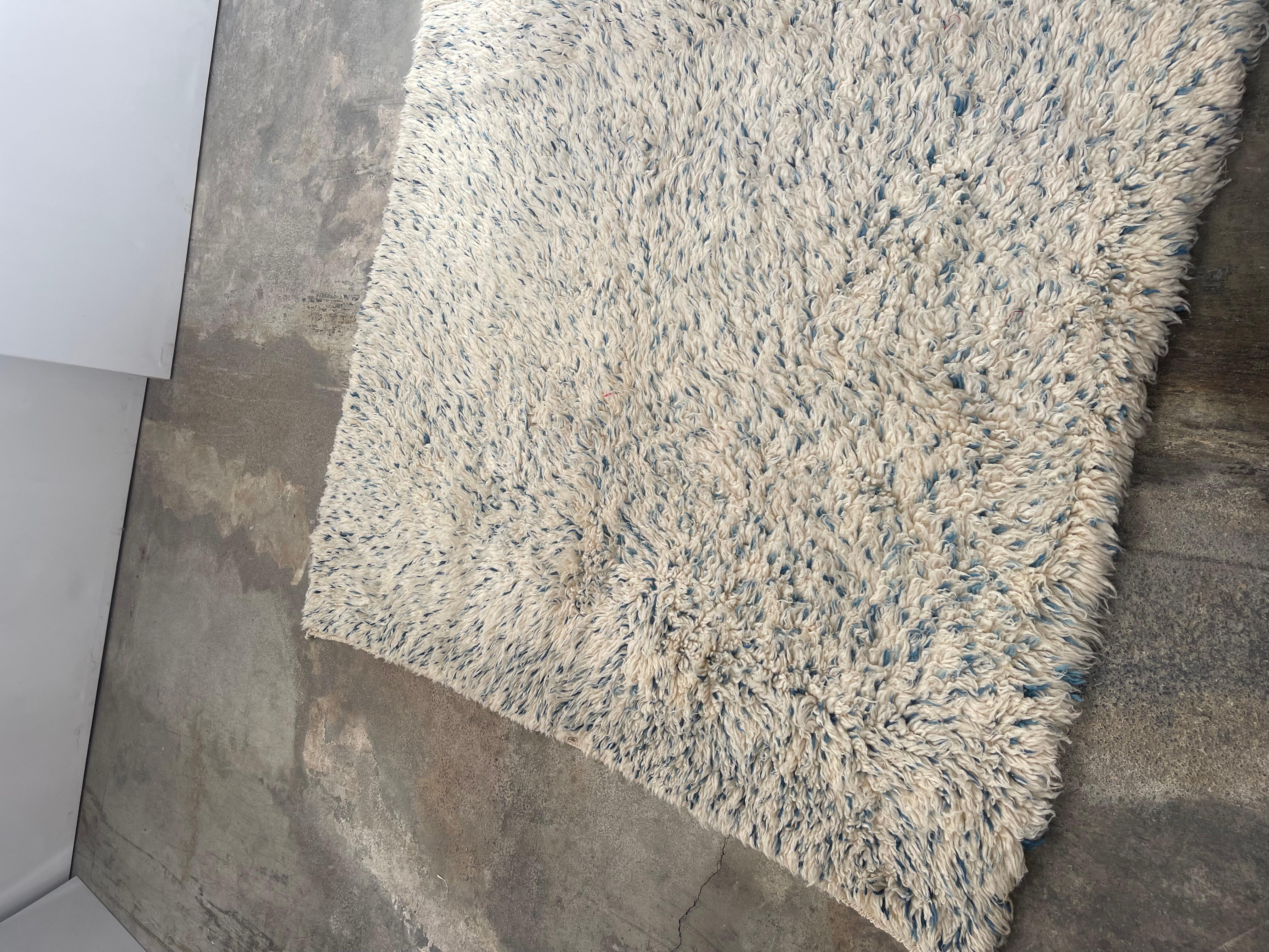 Wool Moroccan rug handmade 100% wool For Sale