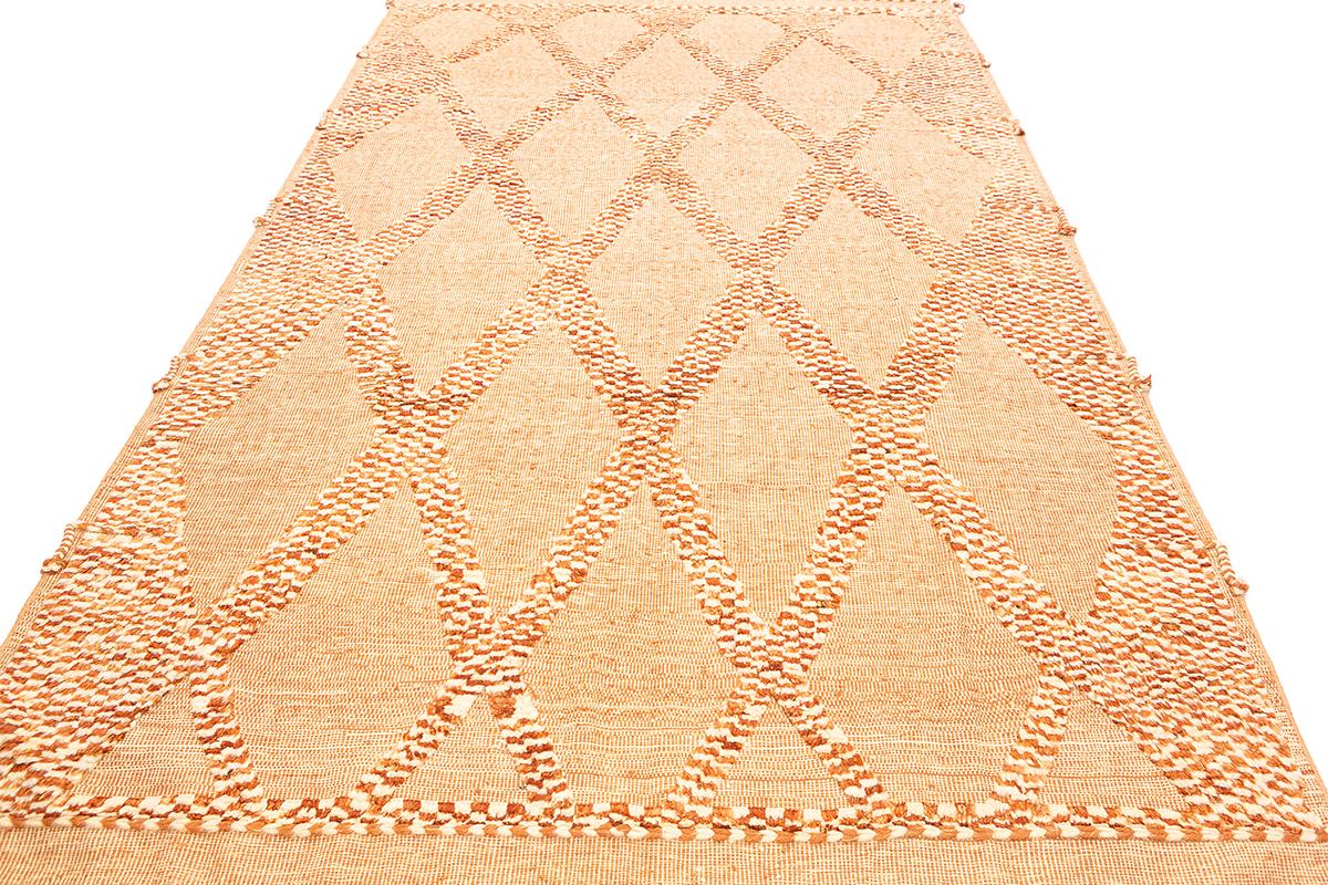 Dies ist ein exquisiter marokkanischer Teppich, ein handgefertigtes Meisterwerk aus echter Wolle. Dieser Teppich ist ein wirklich einzigartiges und besonderes Stück, das das reiche Erbe und die Handwerkskunst der marokkanischen Kultur verkörpert und