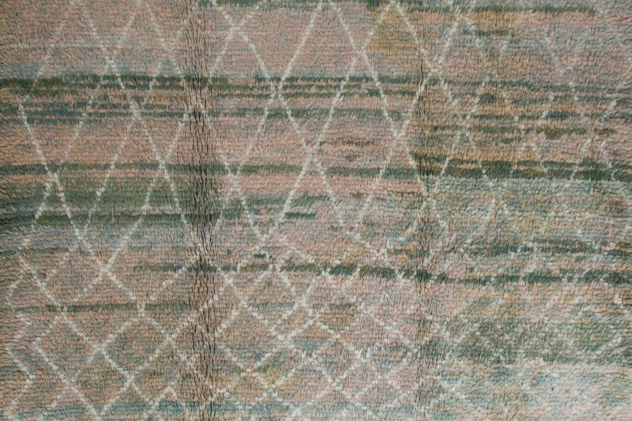 Un tapis contemporain en laine marocaine nouée à la main avec des poils doux, luxuriants et veloutés dans des couleurs vert forêt, bleu, gris bleuté et turquoise.

Le tapis peut être produit sur mesure dans une taille différente, une combinaison de