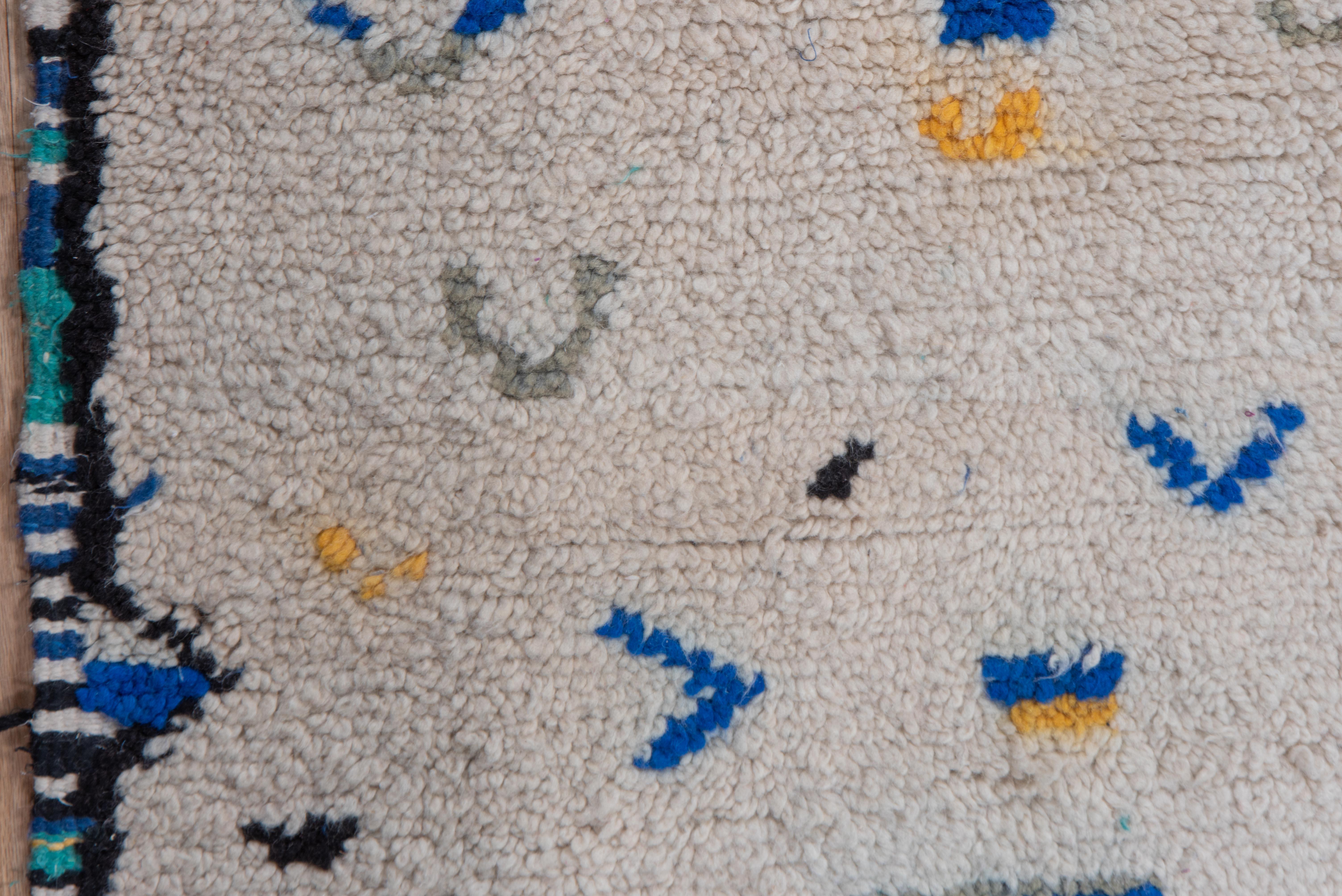 Alfombra Marroquí - Campo Marfil con Símbolos Tribales de Colores siglo XX en venta