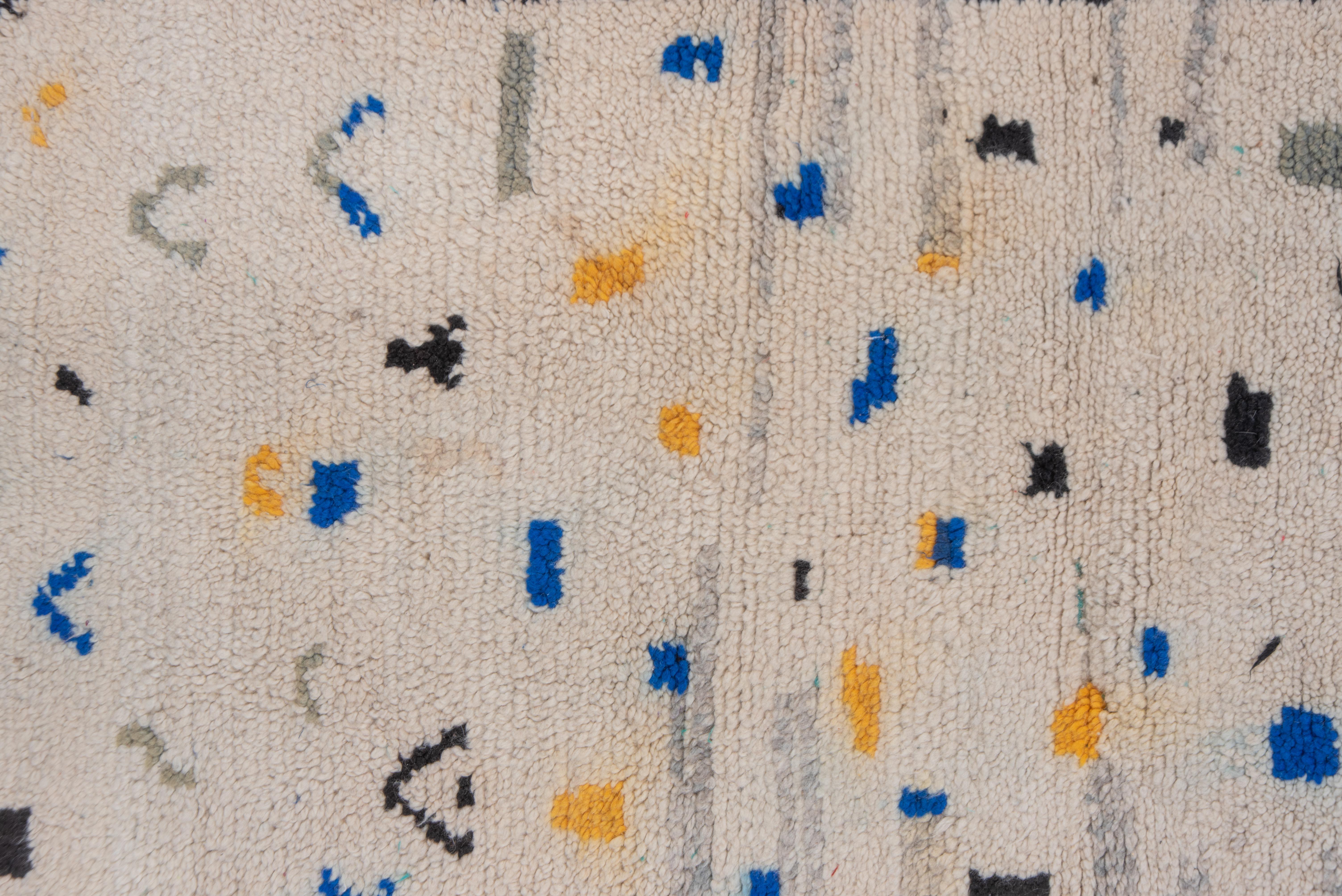 Alfombra Marroquí - Campo Marfil con Símbolos Tribales de Colores en venta 1