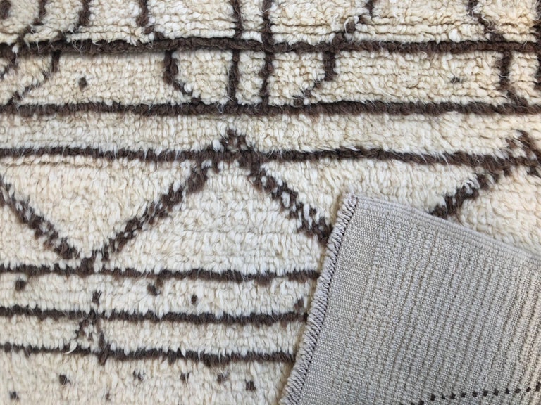https://a.1stdibscdn.com/moroccan-rug-made-of-natural-undyed-wool-for-sale-picture-7/f_13692/f_49264831526483292342/A95C7935_1B4C_45B9_BA80_EB6BA096573D_master.jpeg?width=768