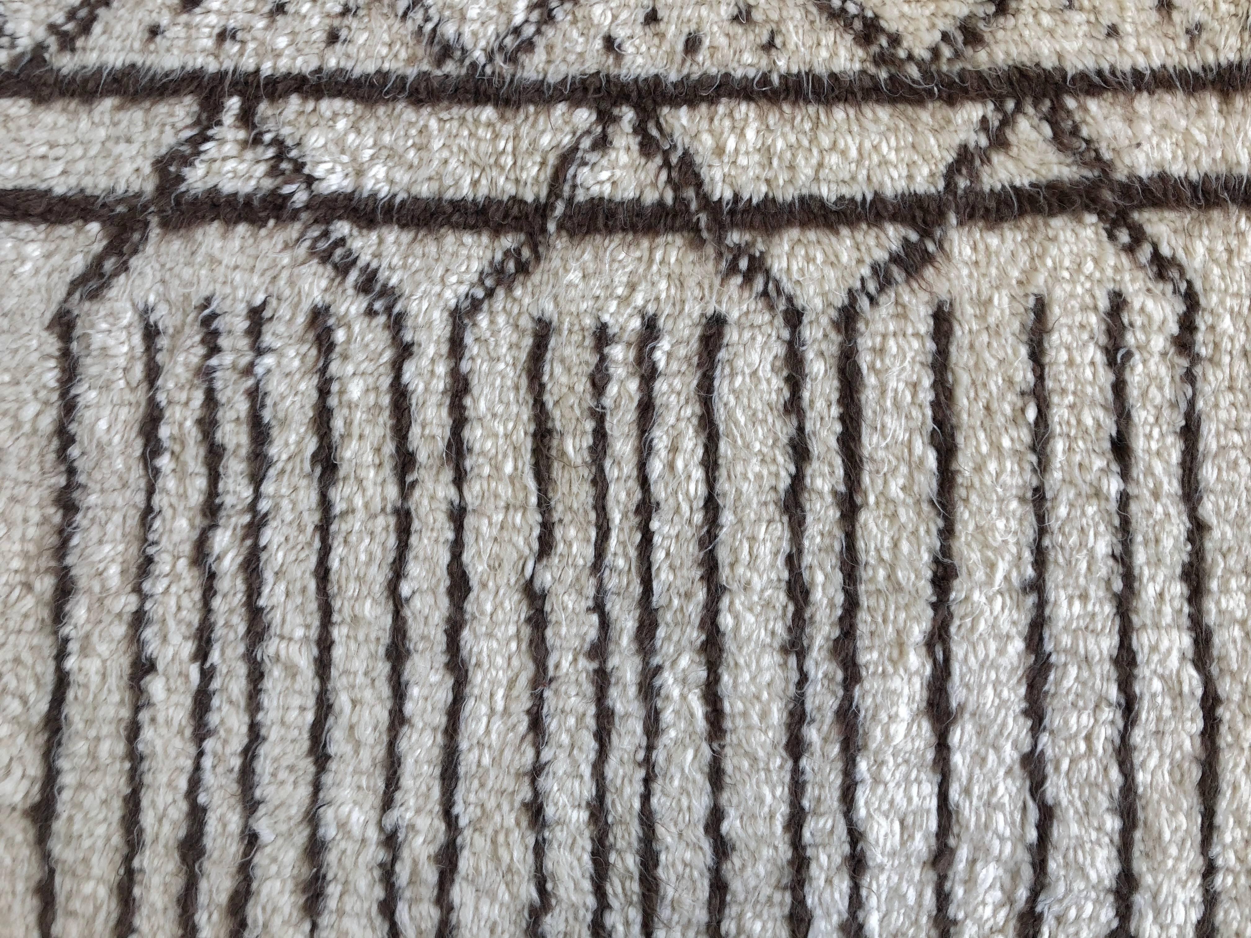 8x10 Ft Modern Moroccan Rug. 100% Natural Un-dyed Wool. Custom Options Available (Wolle) im Angebot