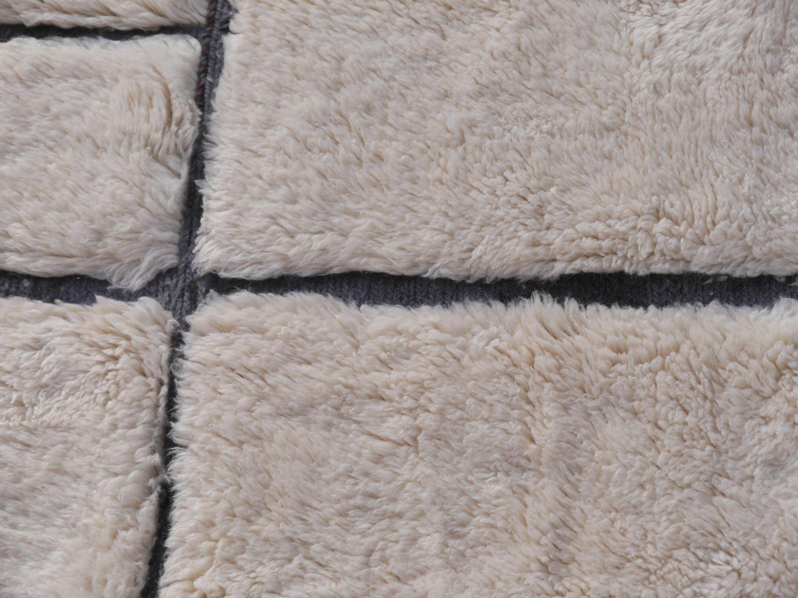 Marokkanischer Teppich Nordafrikanischer Stammes Bauhaus Design Djoharian Kollektion Beige (Wolle) im Angebot