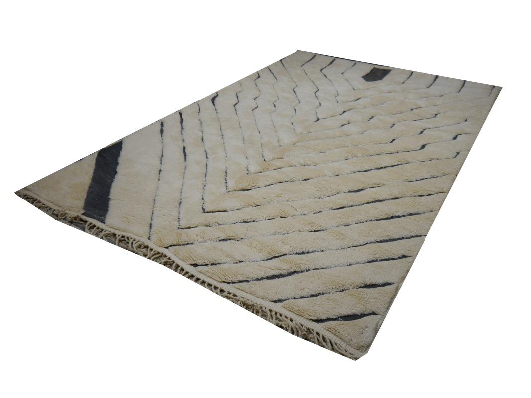 Tapis amazigh marocain beige design tribal nord-africain - Collection Djoharian.

Les tapis et moquettes berbères sont principalement fabriqués au Maroc, en Tunisie et en Algérie. Le plus grand producteur est le peuple berbère tribal et nomade du