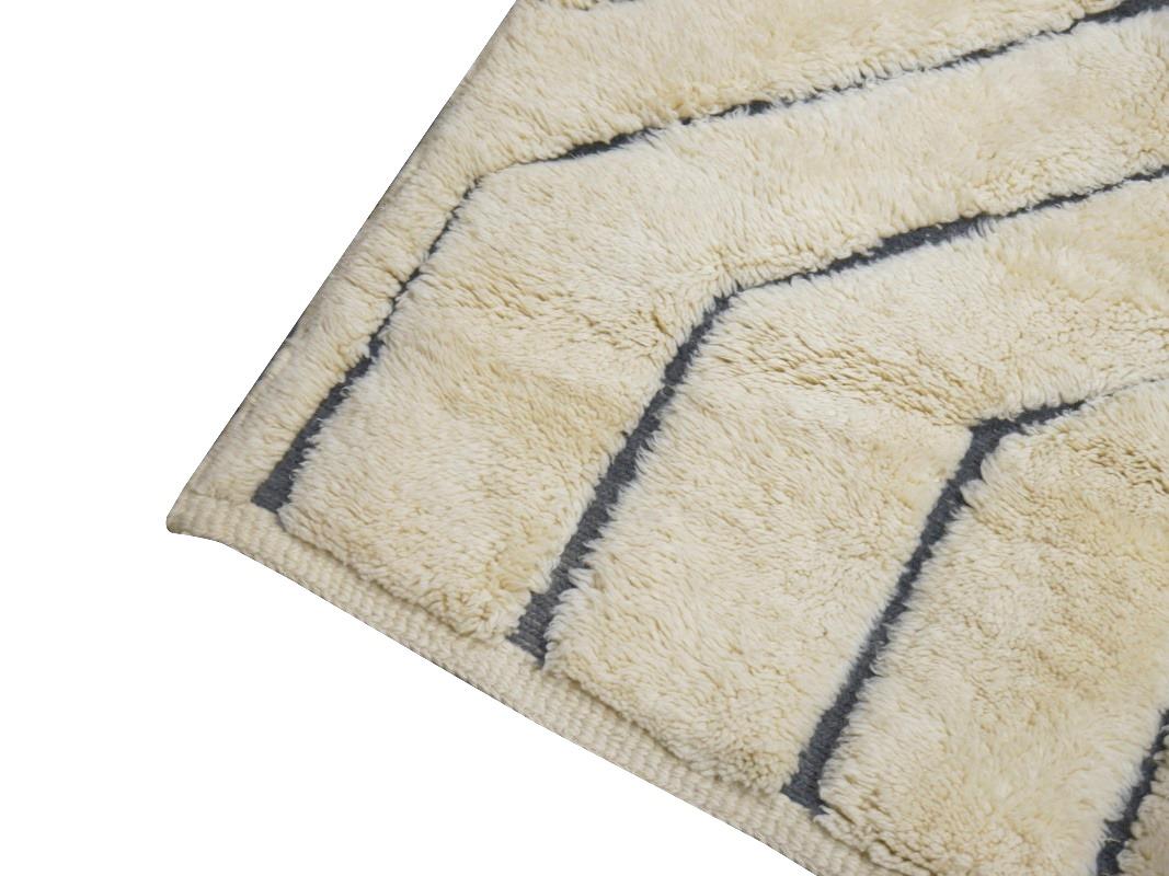 Marokkanischer Teppich Nordafrikanischer Stammes Beni Ourain Design Djoharian Kollektion Beige (21. Jahrhundert und zeitgenössisch) im Angebot