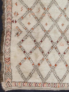Marokkanischer marokkanischer Teppich mit Diamanten und Stammesformen in Weiß, Braun, Rot und Orange