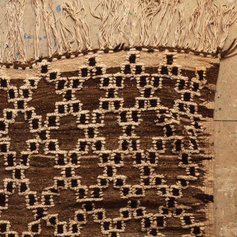 Marocain Tapis marocain à motif géométrique blanc sur fond abrash anthracite en vente