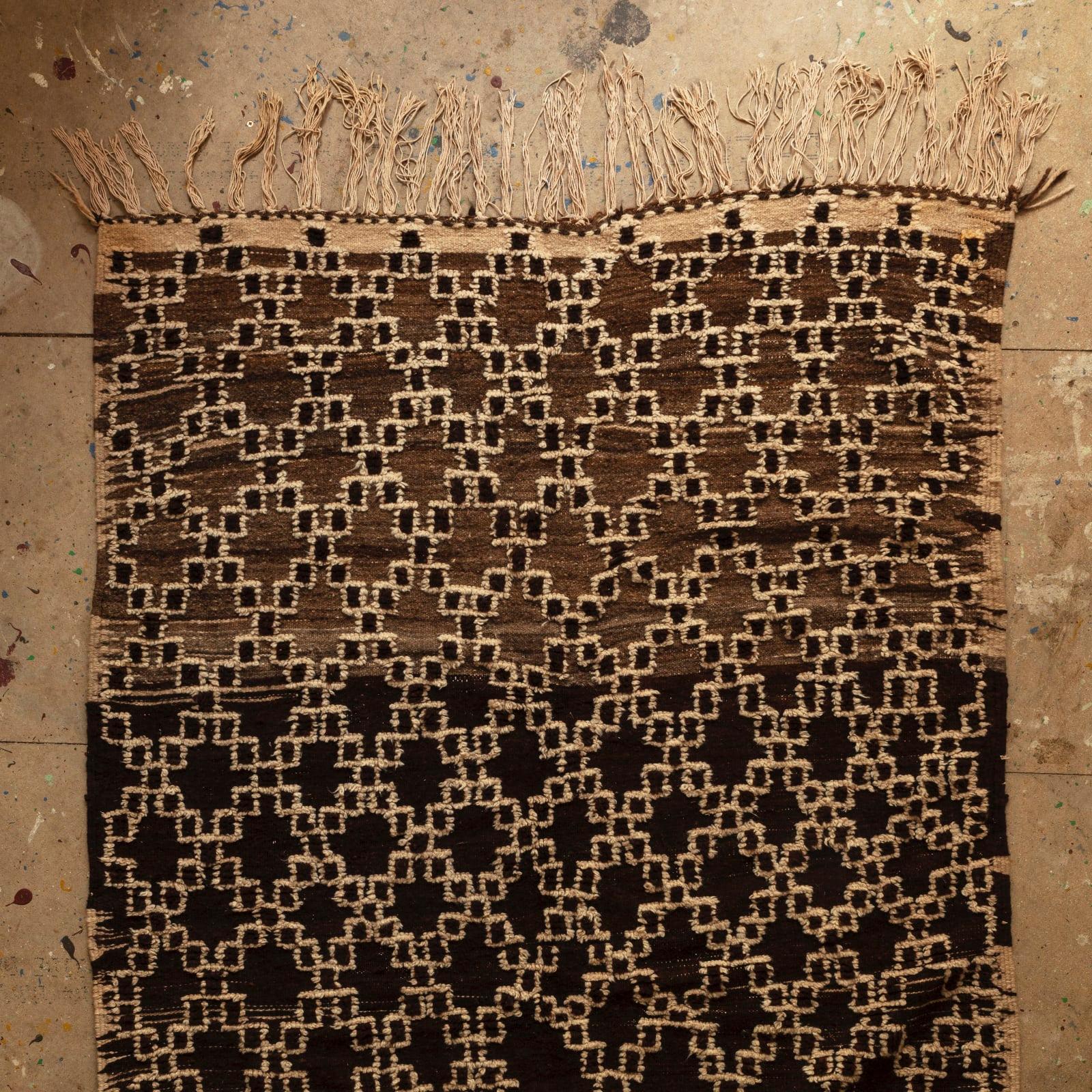 Tapis marocain à motif géométrique blanc sur fond abrash anthracite Bon état - En vente à London, GB