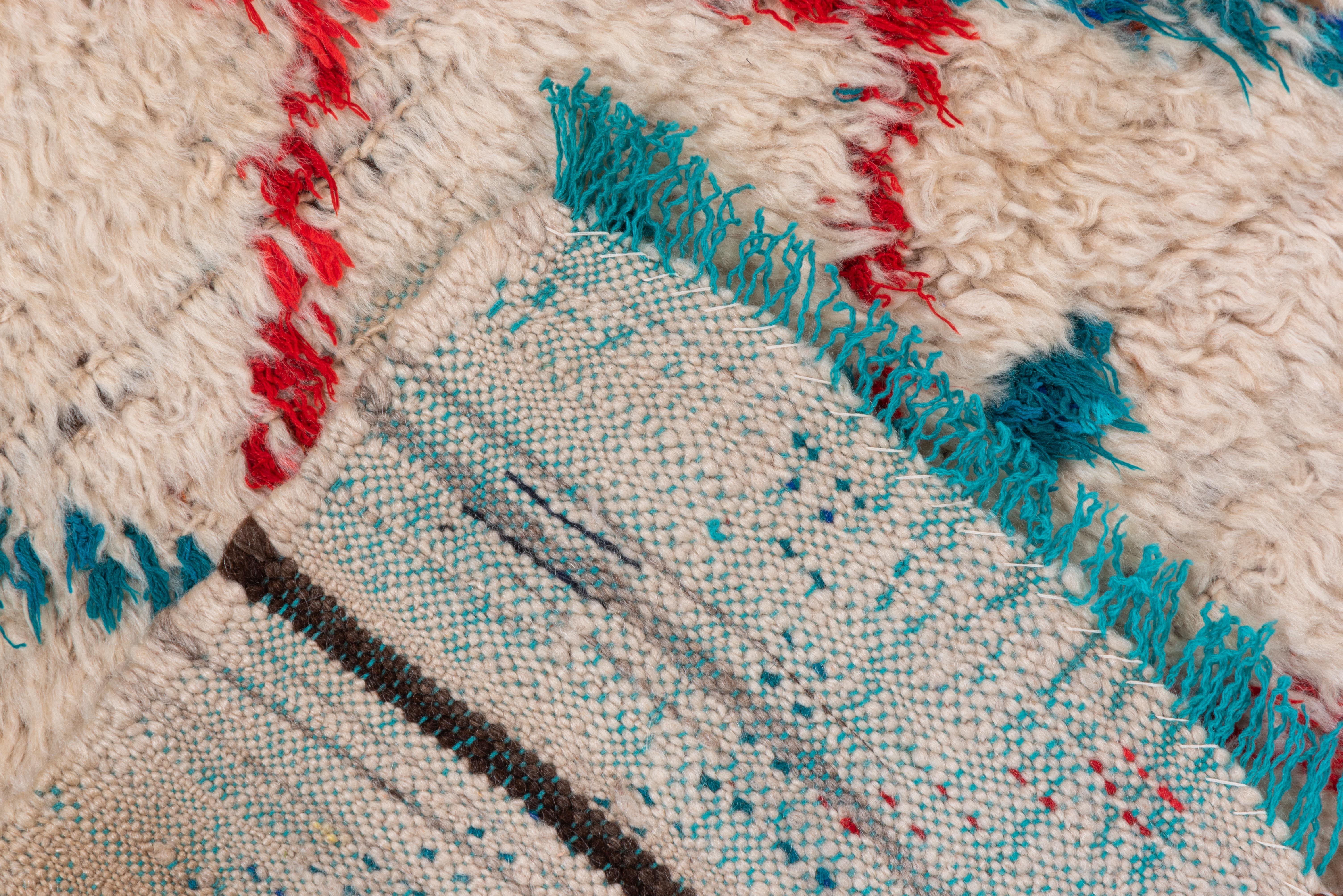 Marokkanischer Teppich mit türkischer Wolle in mehrfarbigem primariem Rot-Blau (Türkisch) im Angebot