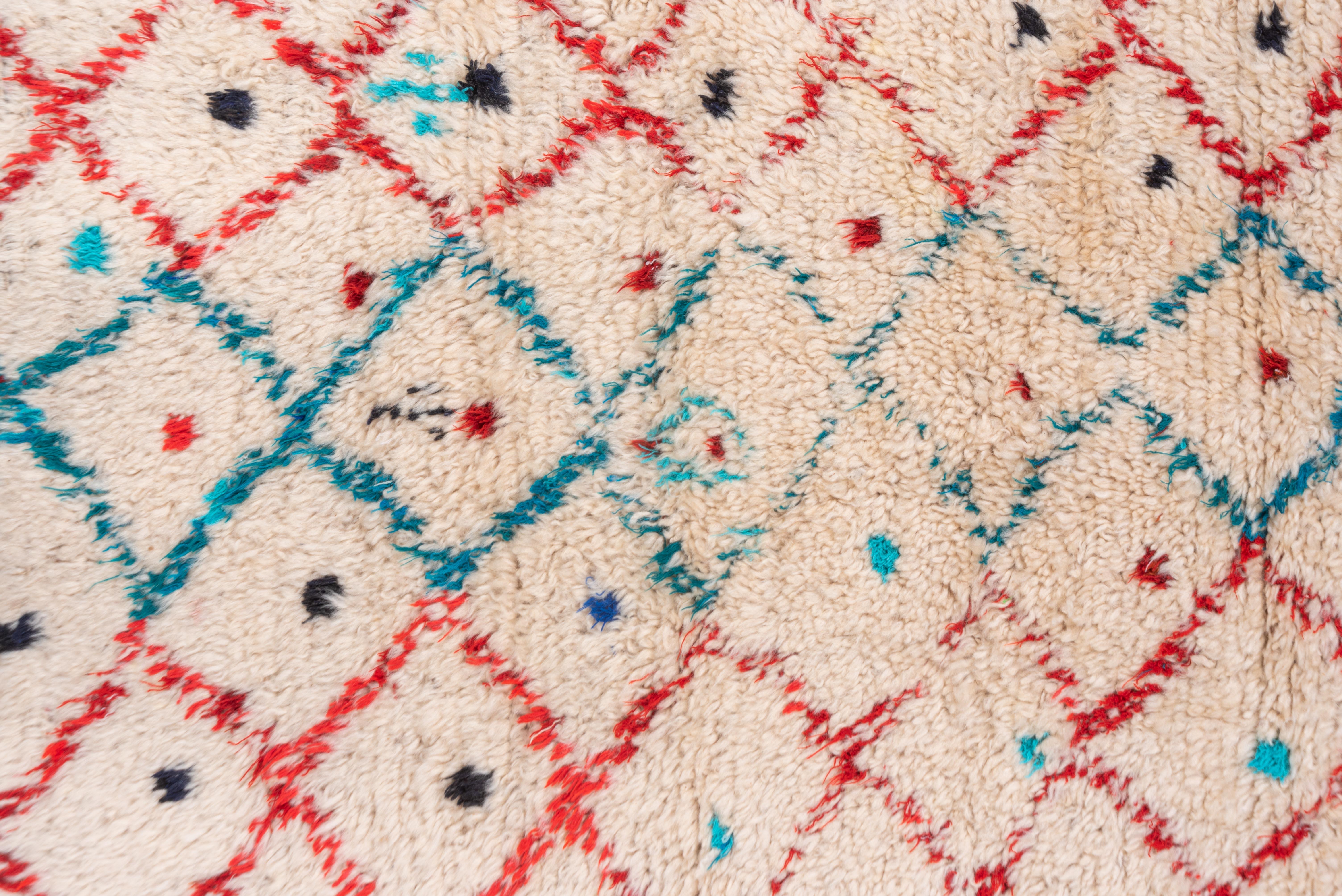 Marokkanischer Teppich mit türkischer Wolle in mehrfarbigem primariem Rot-Blau im Zustand „Gut“ im Angebot in New York, NY