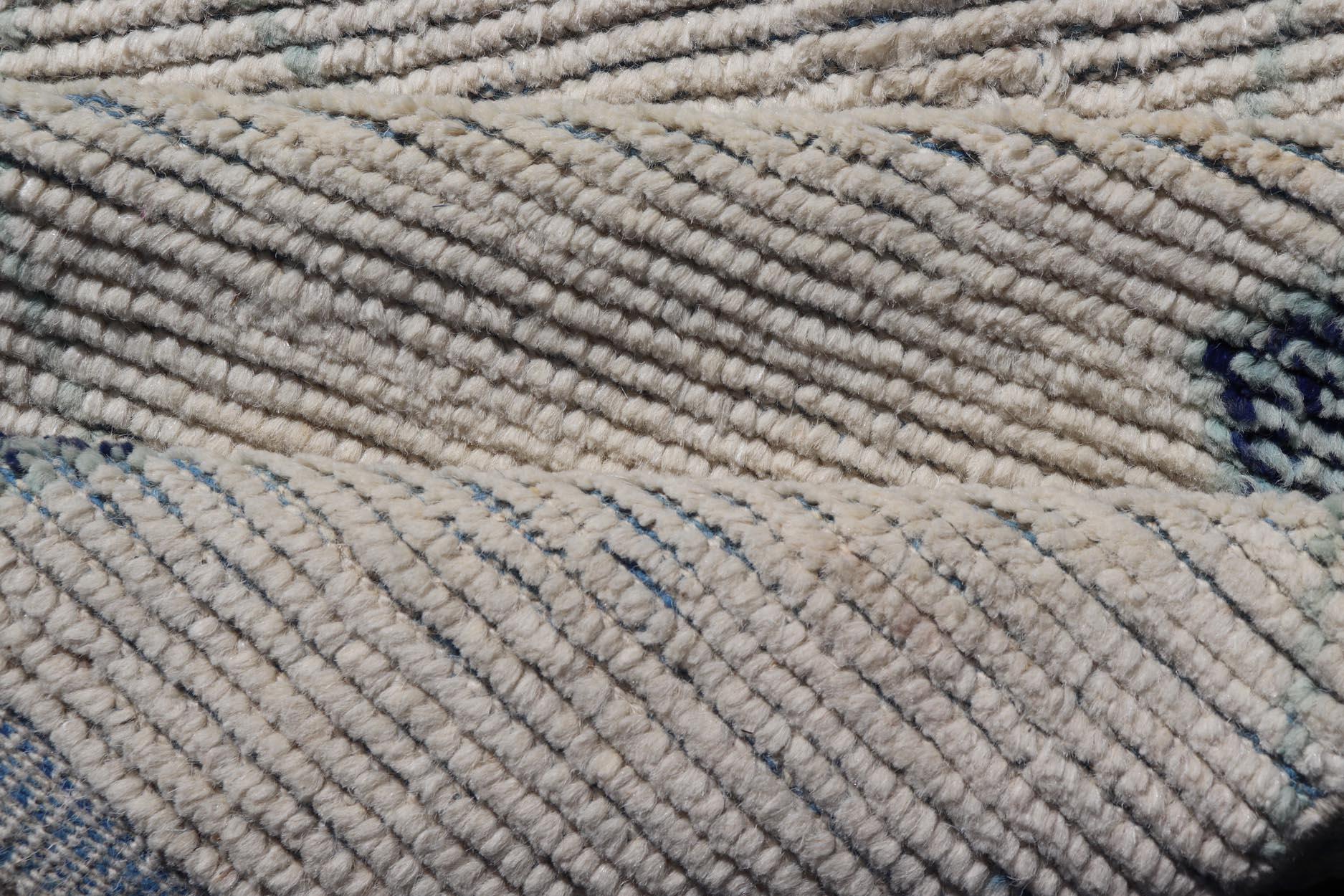 Marokkanischer Läufer mit subgeometrischem Rautenmuster mit elfenbeinfarbenem und blauem Design im Angebot 2