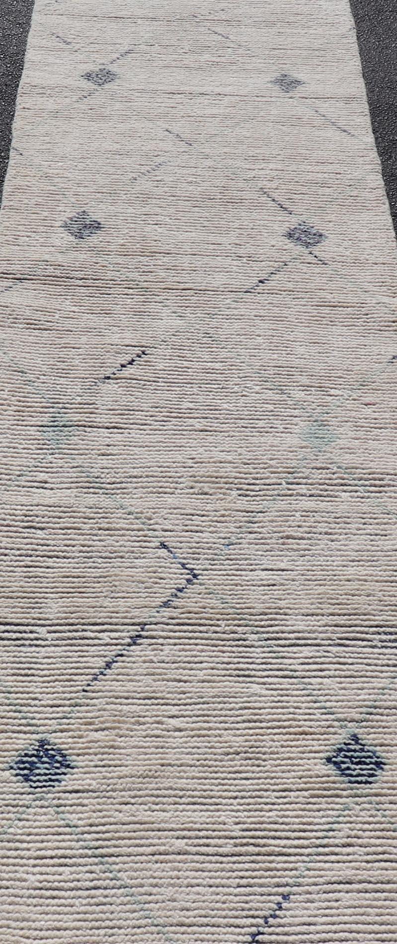 Marokkanischer Läufer mit subgeometrischem Rautenmuster mit elfenbeinfarbenem und blauem Design. Keivan Woven Arts; Teppich MSE-12895, Herkunftsland / Art: Afghanistan / Modern Casual, etwa Anfang des 21. Jahrhunderts.
Maße: 2'5 x 10'5 
Dieser