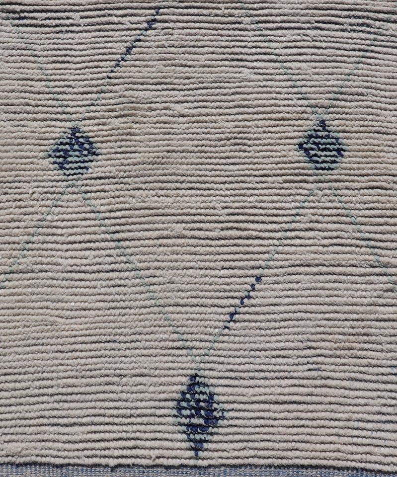Marokkanischer Läufer mit subgeometrischem Rautenmuster mit elfenbeinfarbenem und blauem Design (Afghanisch) im Angebot