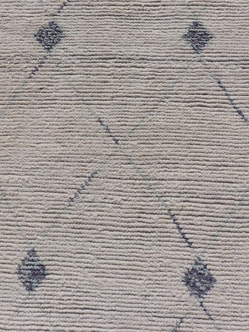 Marokkanischer Läufer mit subgeometrischem Rautenmuster mit elfenbeinfarbenem und blauem Design (Handgeknüpft) im Angebot