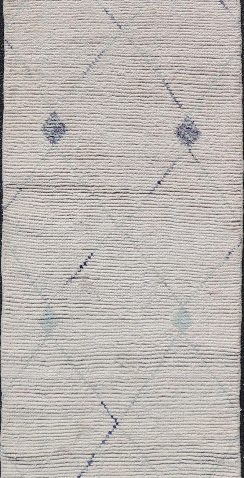 Marokkanischer Läufer mit subgeometrischem Rautenmuster mit elfenbeinfarbenem und blauem Design (21. Jahrhundert und zeitgenössisch) im Angebot