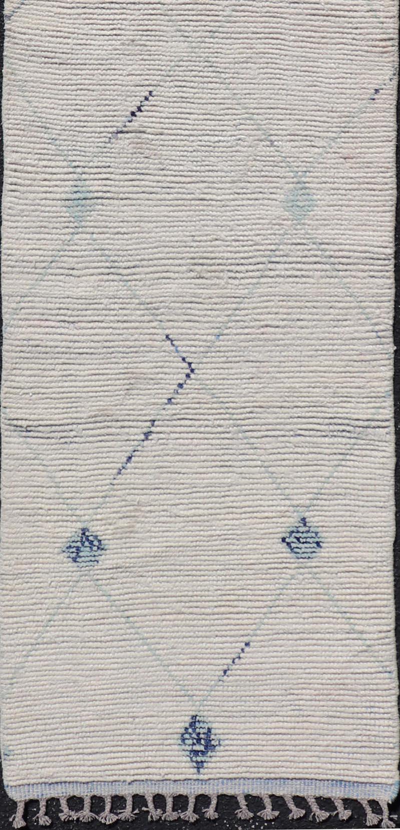 Marokkanischer Läufer mit subgeometrischem Rautenmuster mit elfenbeinfarbenem und blauem Design (Wolle) im Angebot
