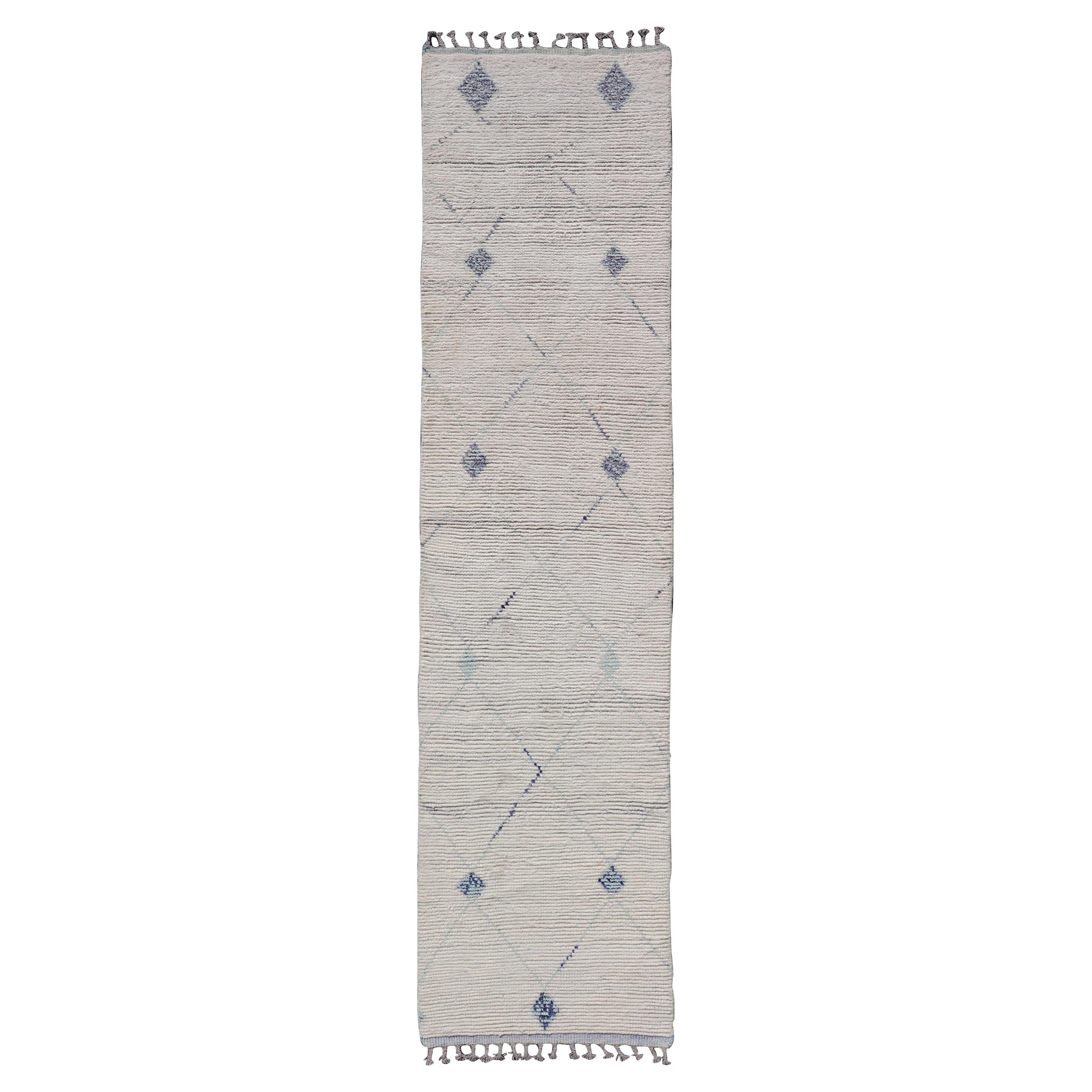 Marokkanischer Läufer mit subgeometrischem Rautenmuster mit elfenbeinfarbenem und blauem Design