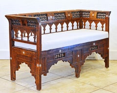 Conjunto marroquí de dos sillones y sofá con incrustaciones y calados, Principios del S. XX