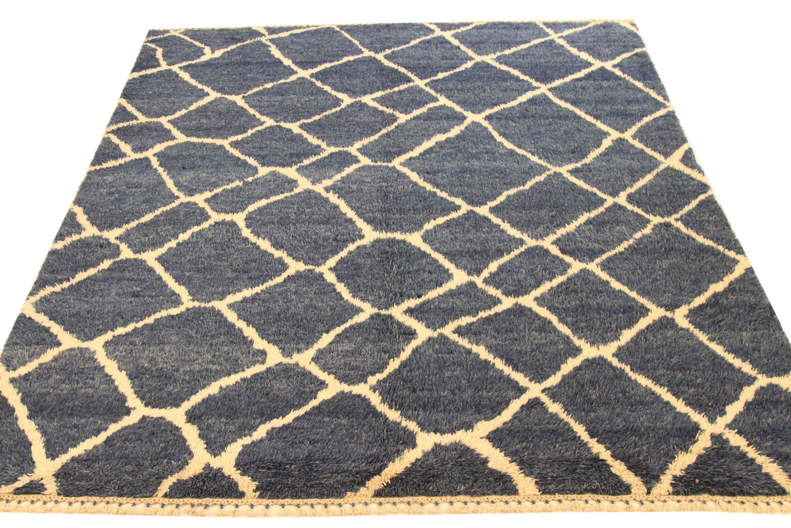 Scopri l'eleganza dei tappeti marocchini Shaggy con caratteristiche CIRCA del 1990. Progettato con una meticolosa attenzione ai dettagli, questo design esclusivo è perfetto per valorizzare il tuo spazio.