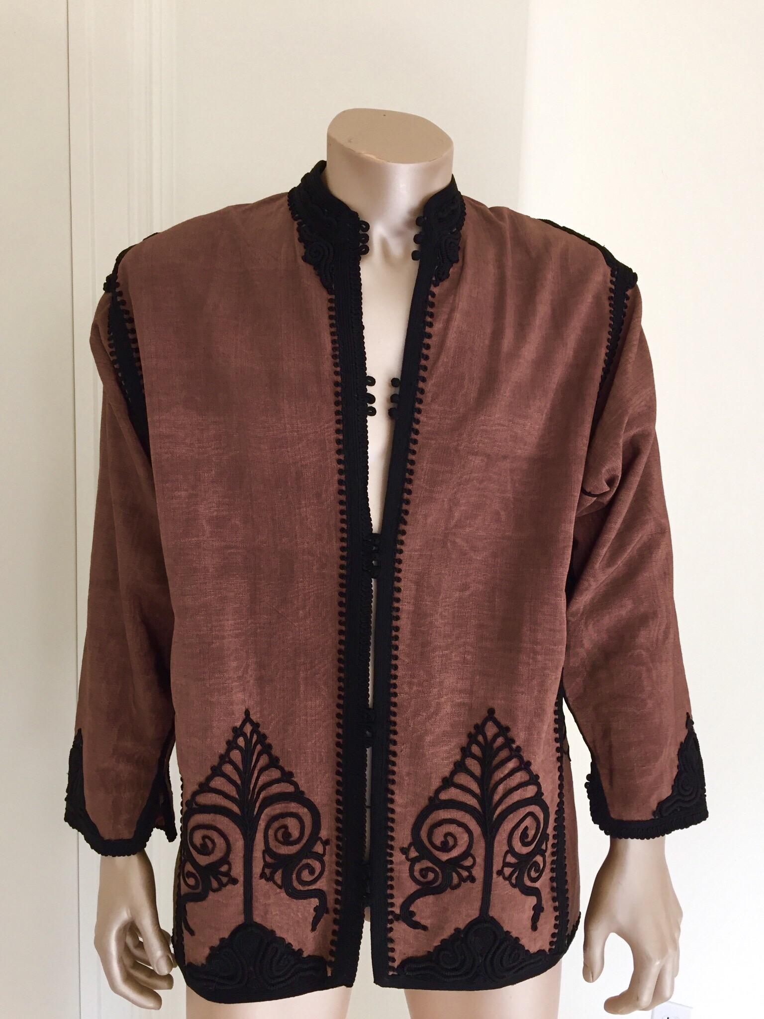 Elegant Moroccan caftan brown and black embroidered,
circa 1960s.
This kaftan is embroidered and embellished entirely by hand.
One of a kind evening Moroccan vest.
The kaftan features a traditional neckline and embellished sleeves.
In Morocco,