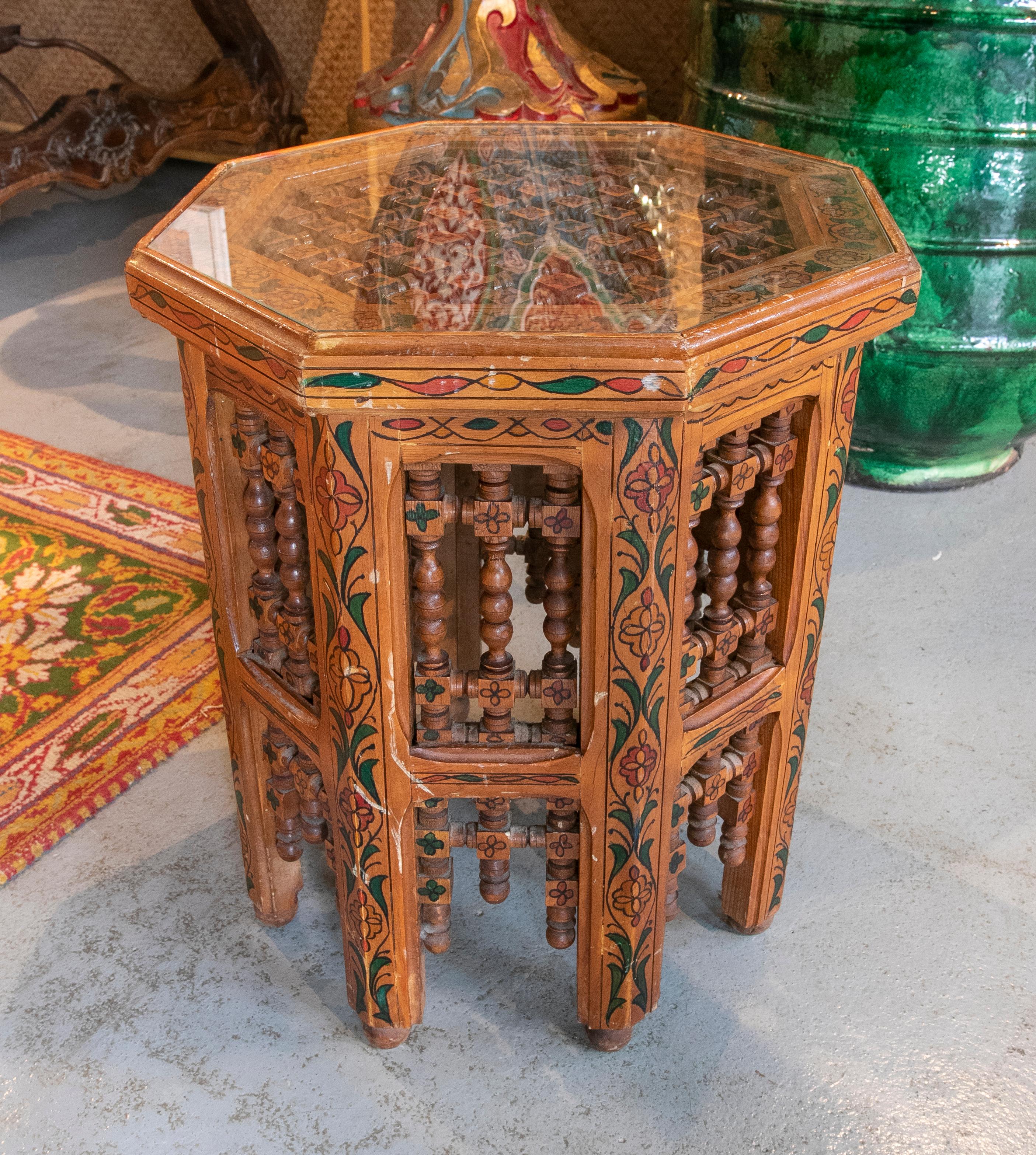 Moroccan Side Table in Carved and Hand Painted Wood In Good Condition In Marbella, ES