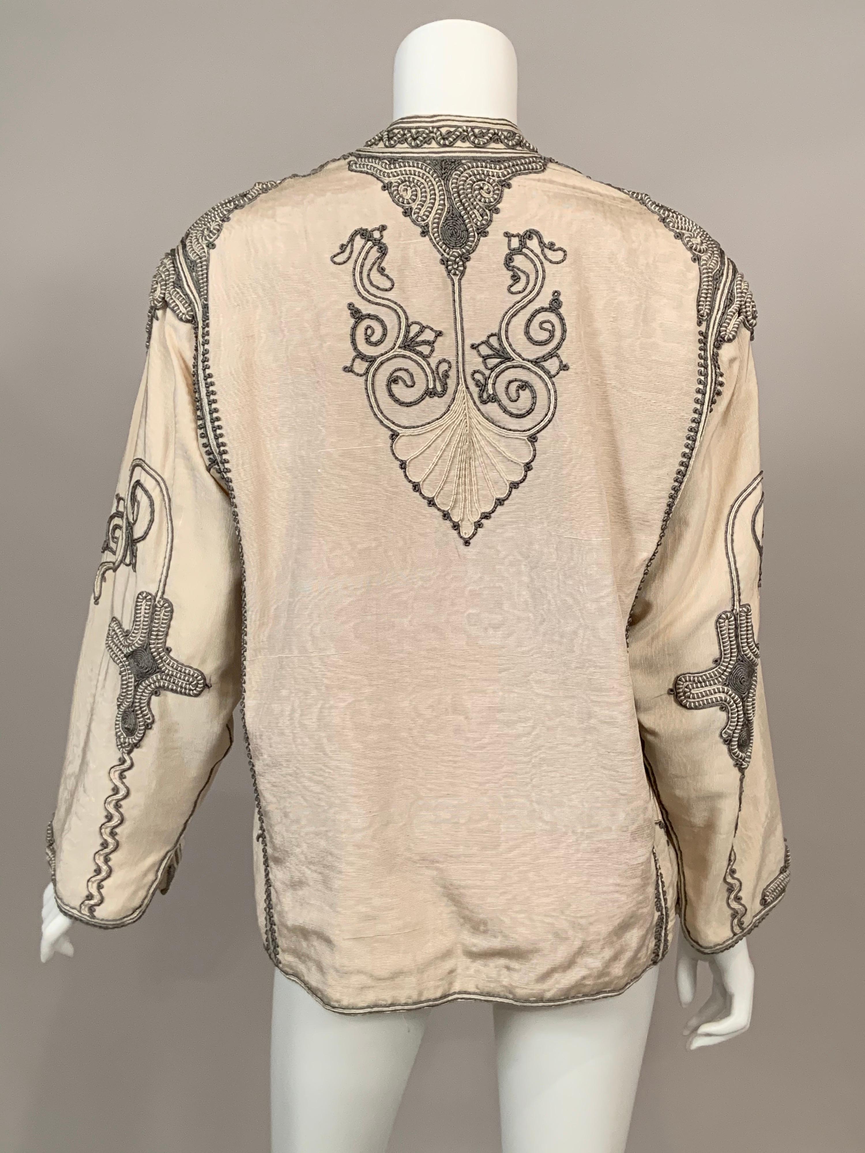 Marokkanische Seidenjacke mit handgenähter kohlegrauer und cremefarbener Soutache-Bordüre 4