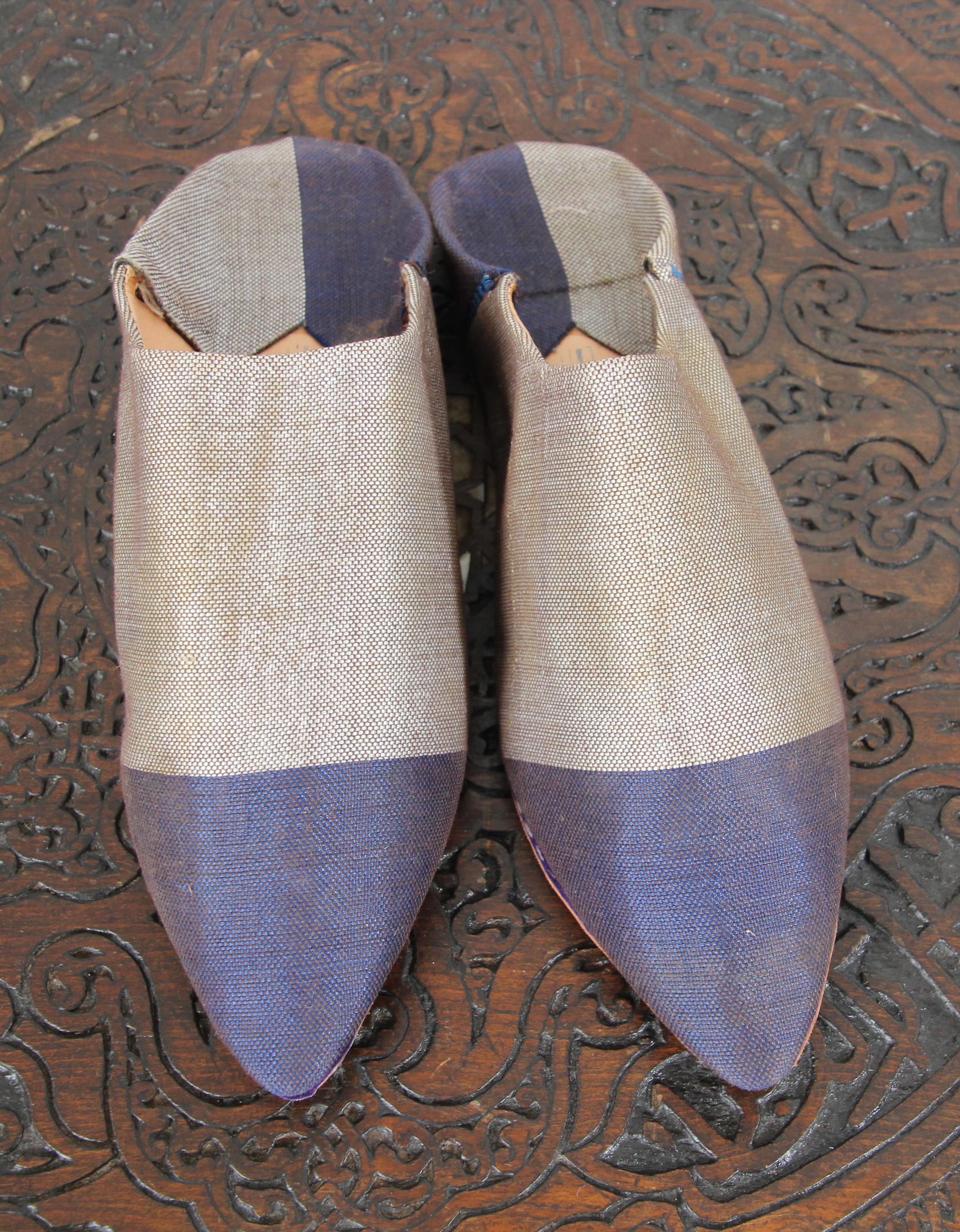 These Moroccan silk slippers are handmade to perfection the inside sole is crafted of soft leather.
hand-sewn leather sole.
You won't want to take the Moroccan babouches off your feet!
Moroccan slippers to wear around the pool or at the beach
