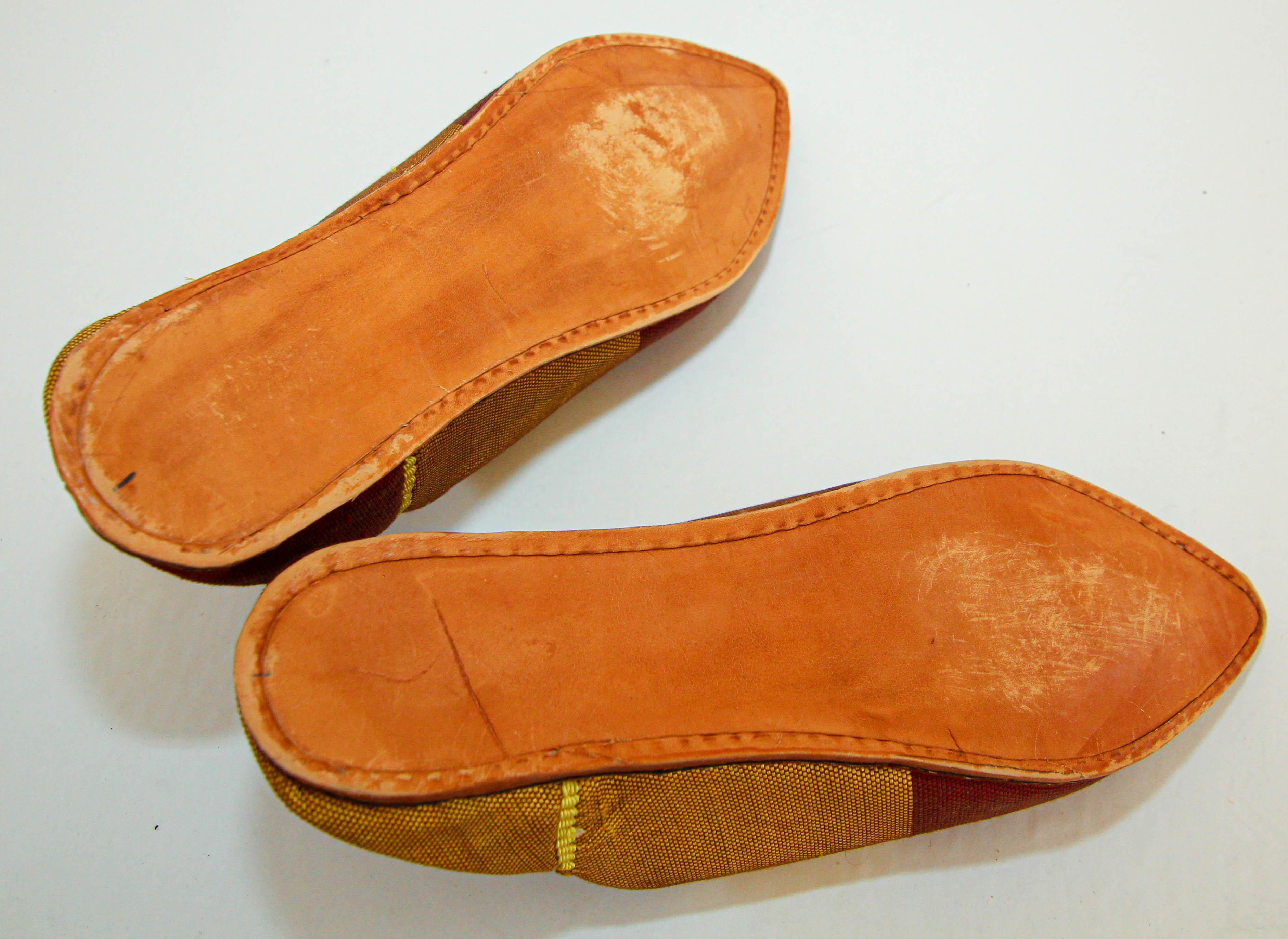 Moroccan Silk Slippers Babouches from Marrakech Pointed Flat Mules Gold and Red For Sale 5
