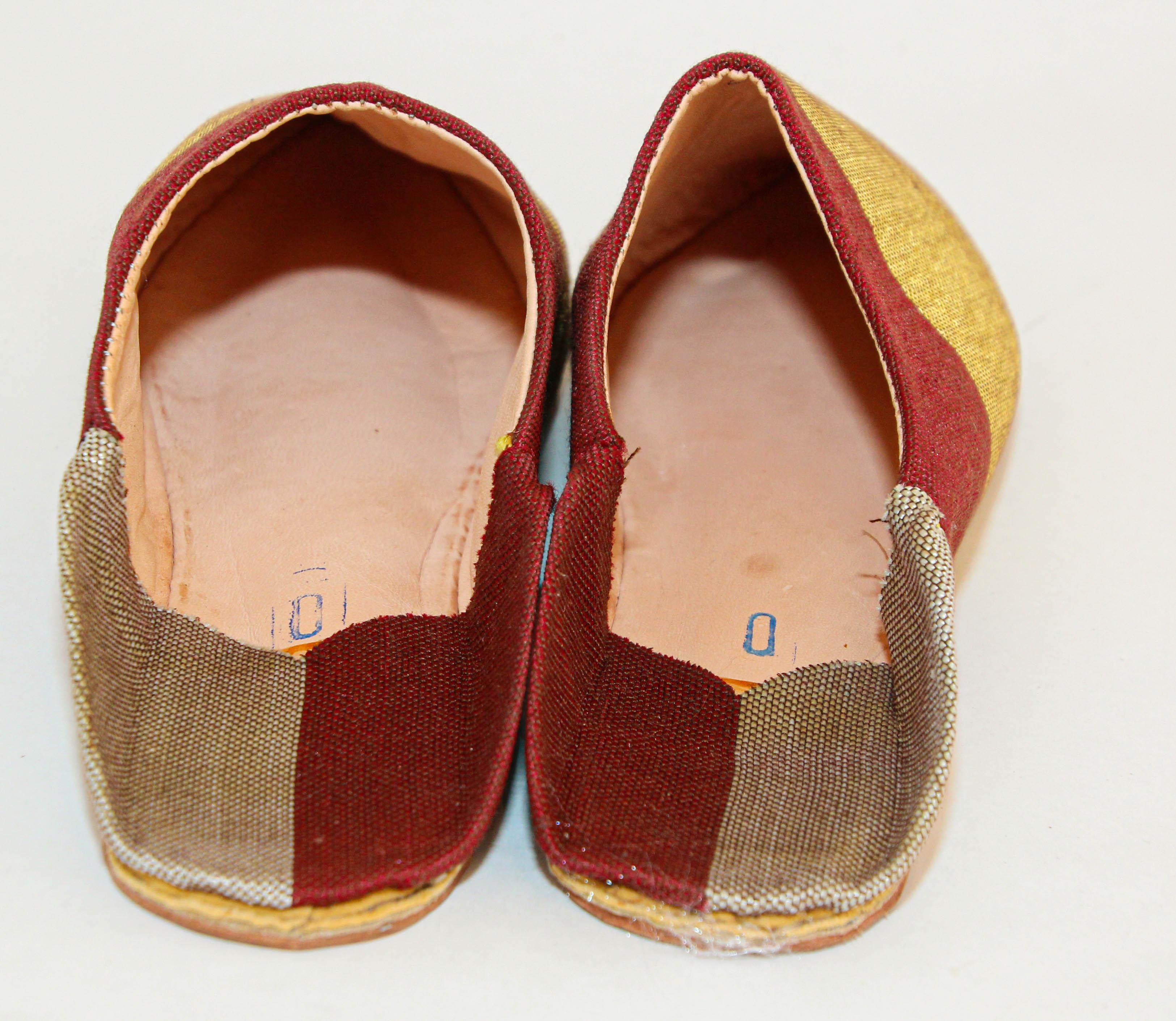 Moroccan Silk Slippers Babouches from Marrakech Pointed Flat Mules Gold and Red In Good Condition For Sale In North Hollywood, CA