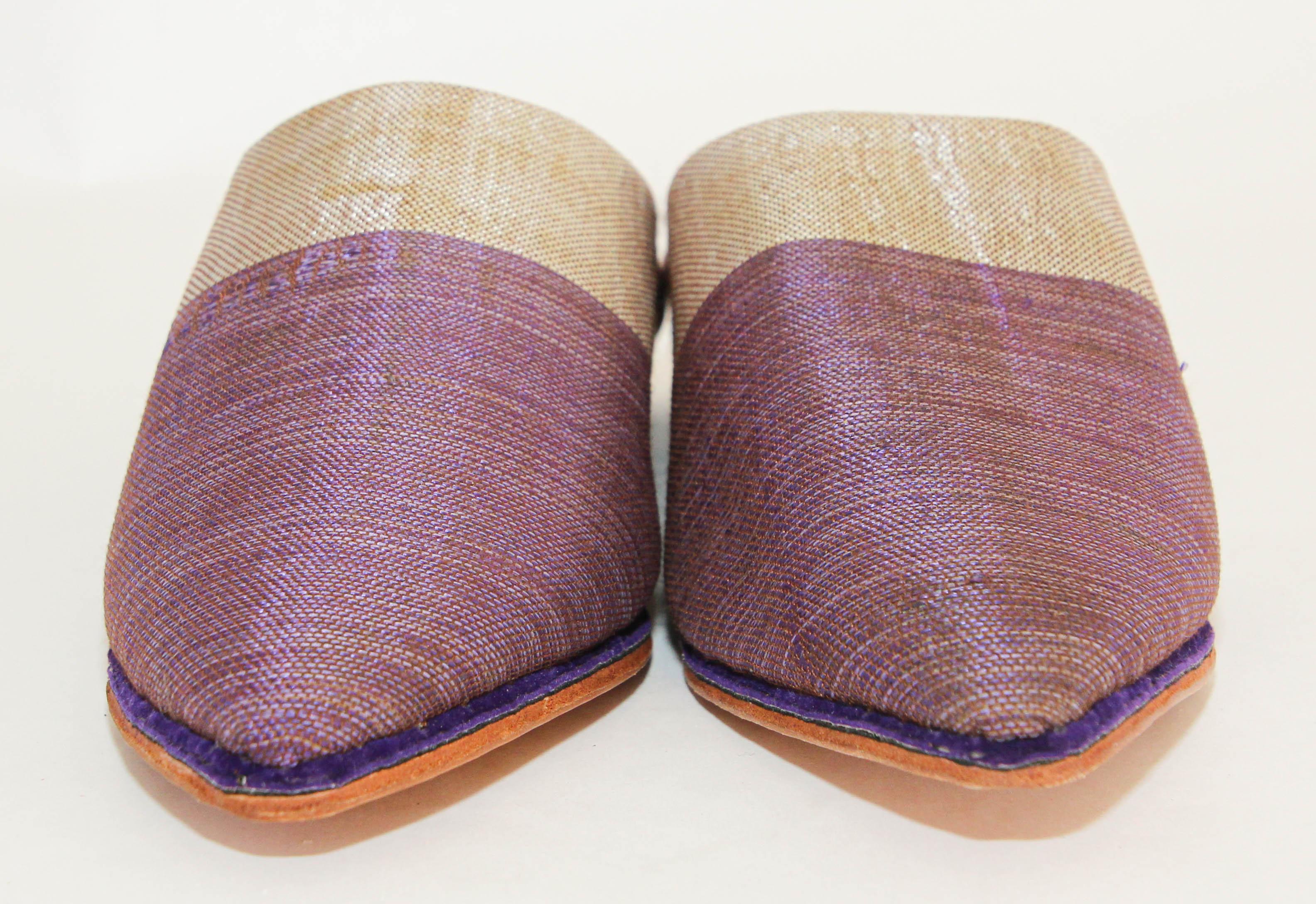 Moroccan Silk Slippers Babouches from Marrakech Pointed Flat Mules.
Moroccan Silk Slippers Babouches, chic and soft.
These Moroccan silk slippers are handmade to perfection the inside sole is crafted of soft leather, hand-sewn leather sole.
You