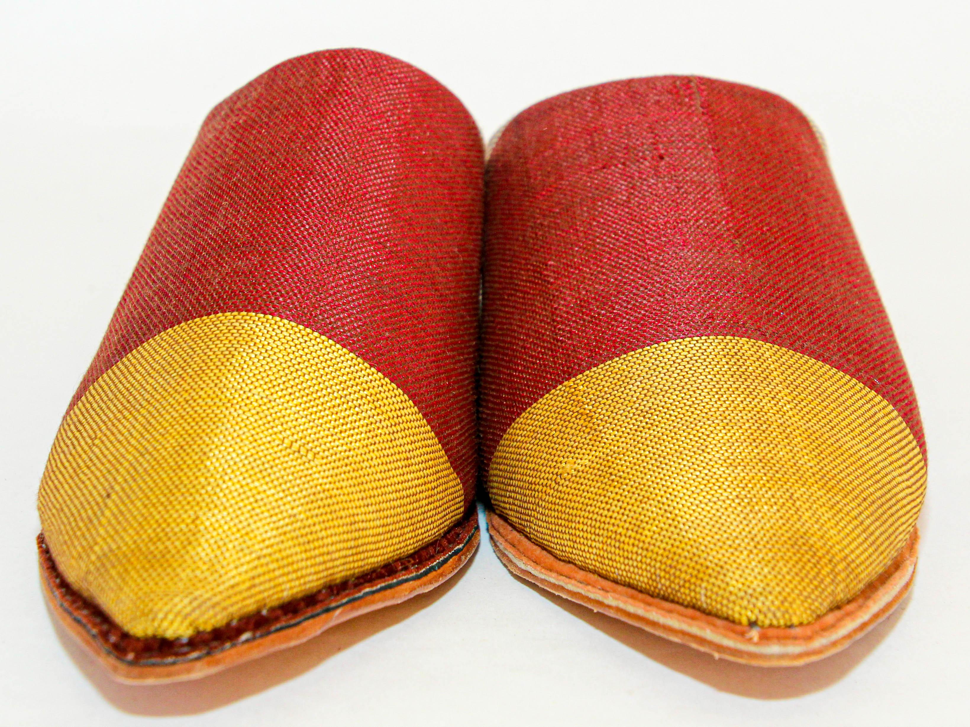 Moroccan Silk Slippers Babouches from Marrakech Pointed Flat Mules Red and Gold For Sale 6