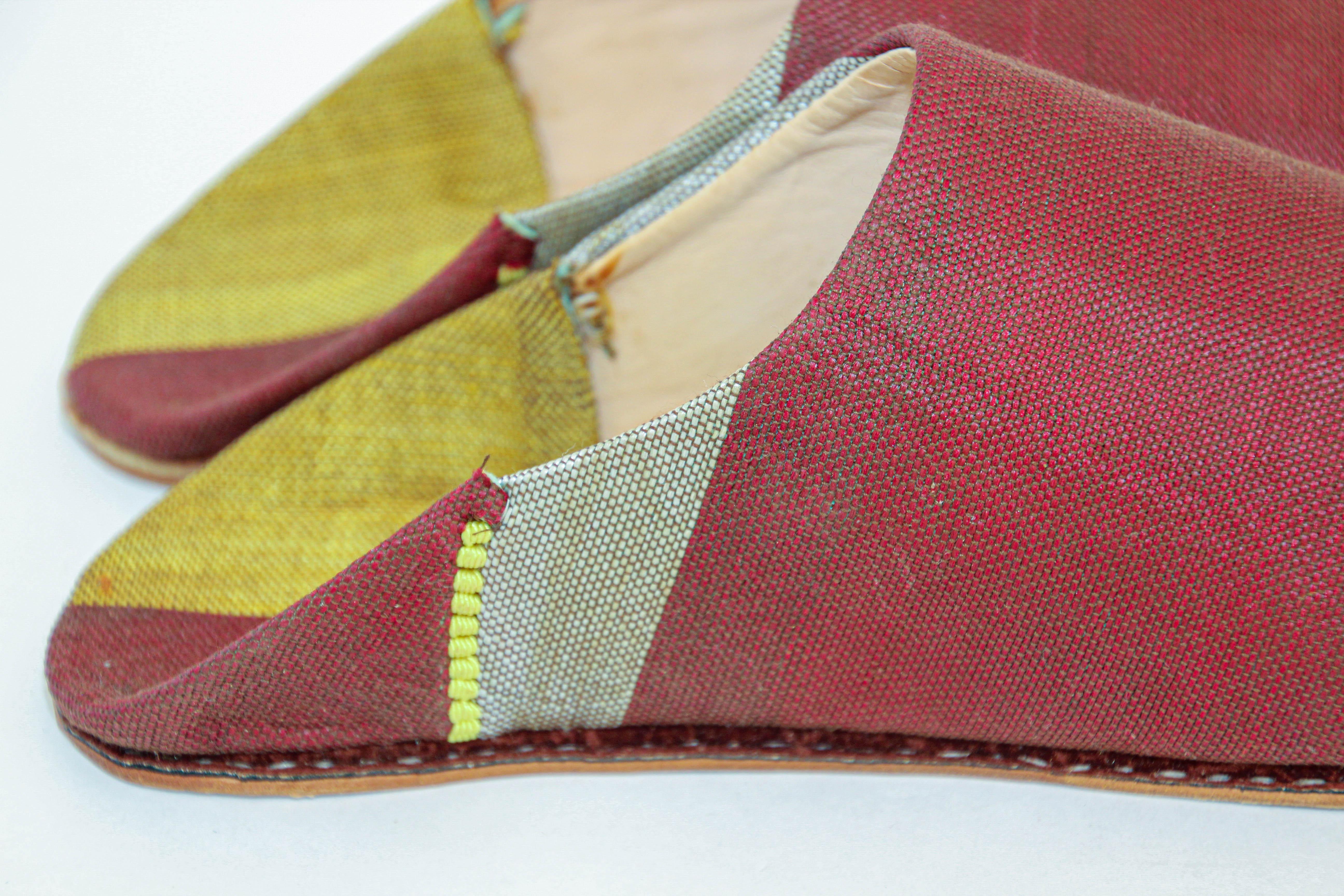 Moroccan Silk Slippers Babouches from Marrakech Pointed Flat Mules Red and Gold In Good Condition For Sale In North Hollywood, CA